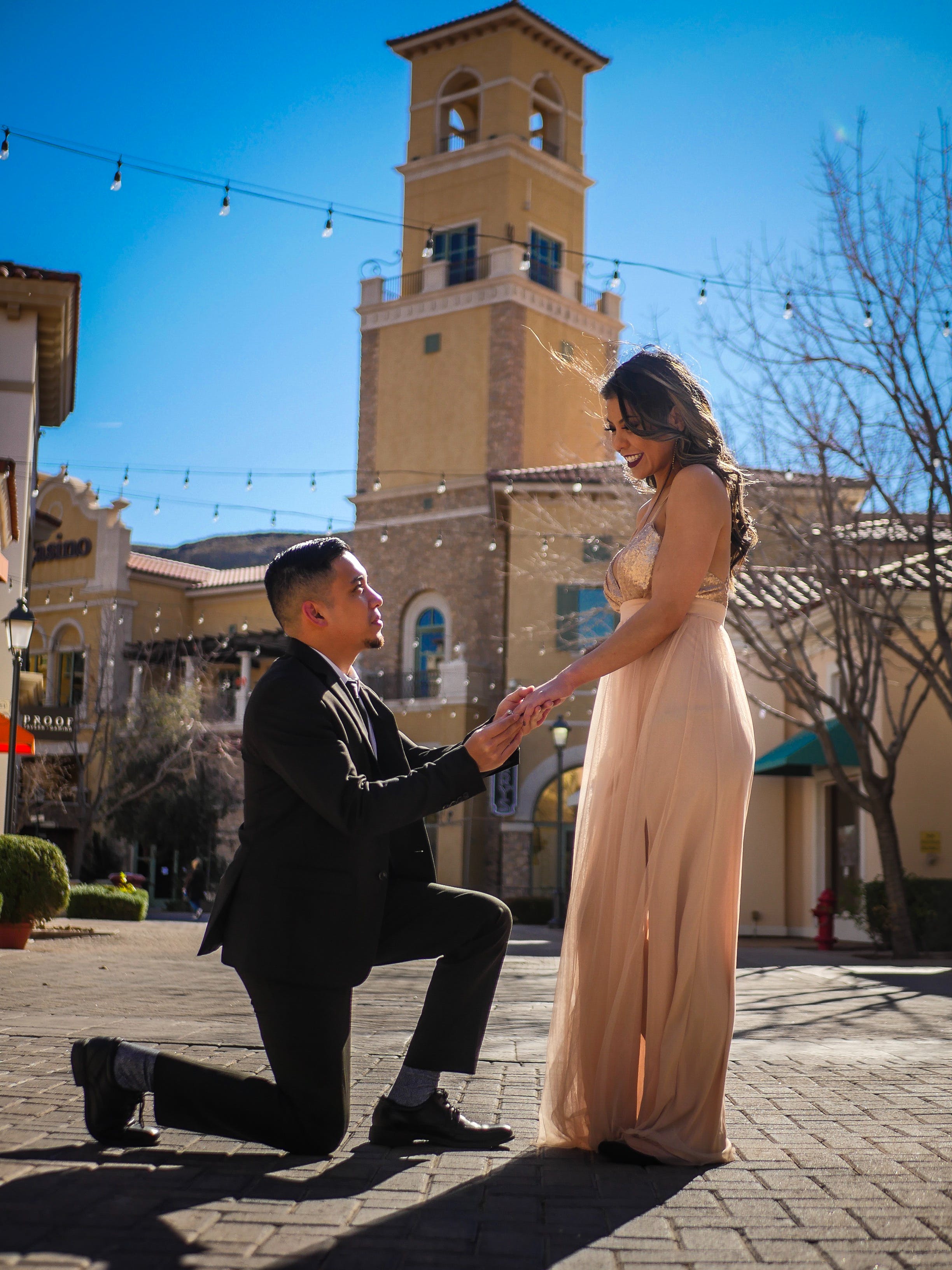 Ein Mann macht seiner Freundin einen Heiratsantrag auf den Knien | Quelle: Pexels