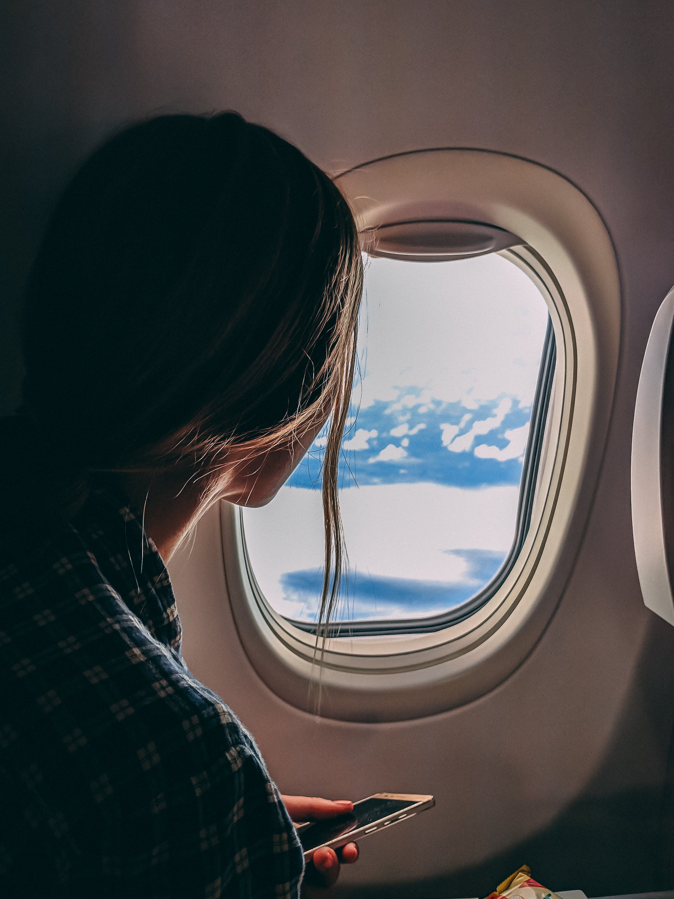 Eine weibliche Passagierin schaut aus dem Fenster | Quelle: Pexels