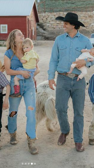 Hannah und Daniel Neeleman mit ihren Kindern, gepostet am 10. Juni 2022 | Quelle: Instagram/ballerinafarm