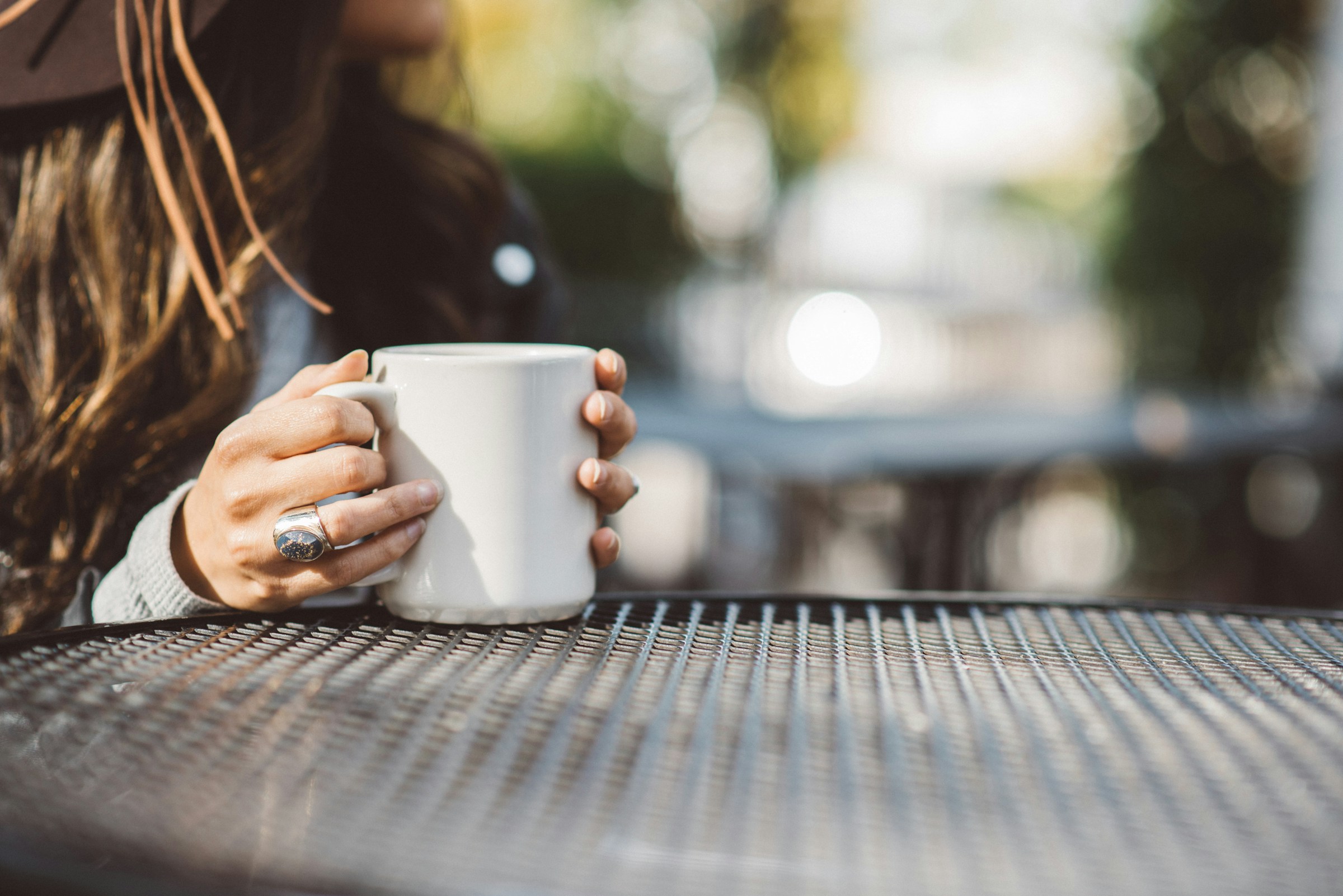 Eine Frau hält einen Becher | Quelle: Unsplash