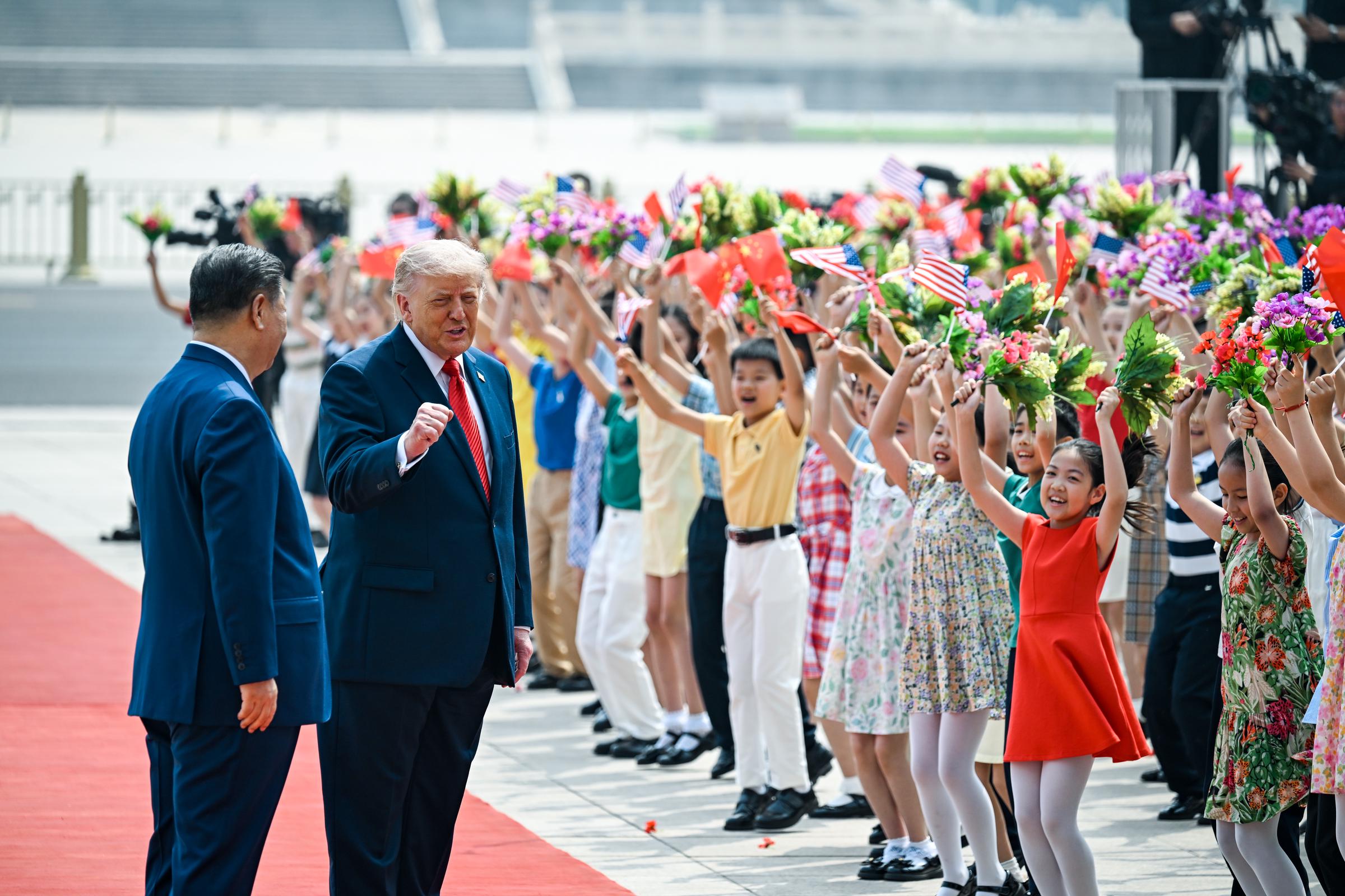 Präsident Donald Trump und Präsident Xi Jinping nehmen am 14. Mai 2026 an einer Begrüßungszeremonie in der Großen Halle des Volkes in Peking, China, teil. | Quelle: Getty Images