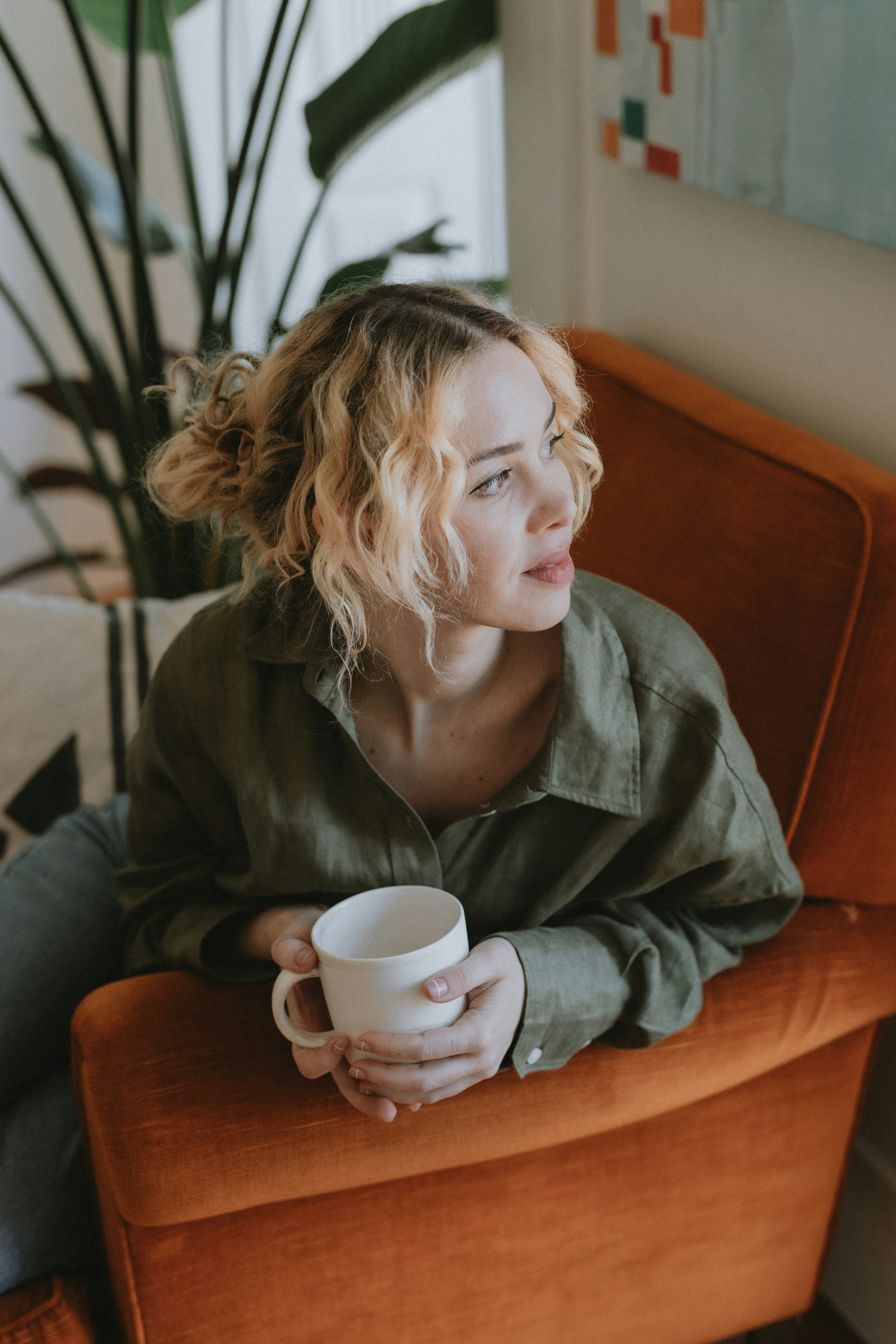 Eine Frau sitzt auf einer Couch | Quelle: Unsplash