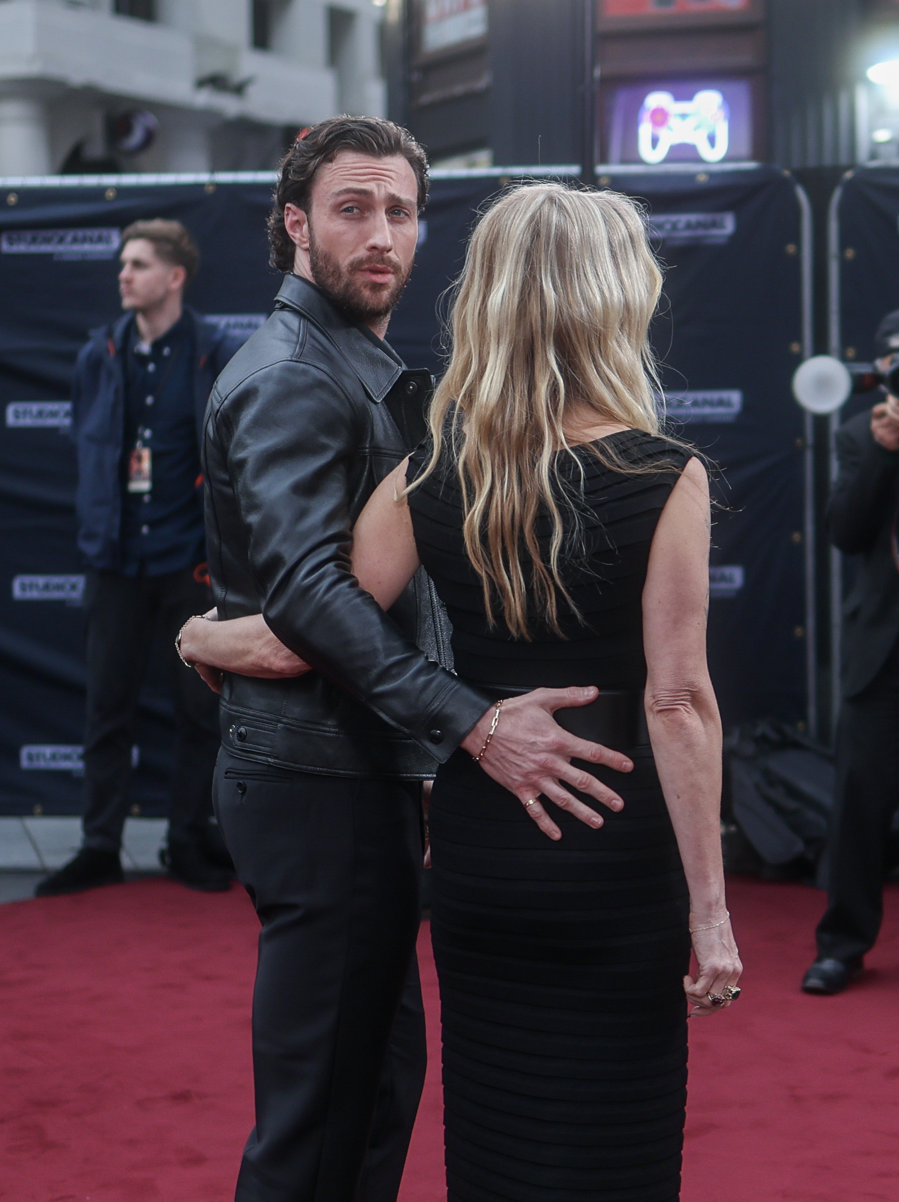 Aaron und Sam Taylor-Johnson bei der Weltpremiere von „Back to Black“ im Odeon Luxe Leicester Square am 8. April 2024 in London, England. | Quelle: Getty Images