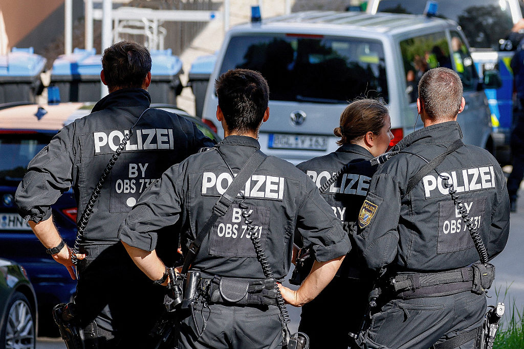 Auf dem Foto sind Polizeibeamte an einer weiterführenden Schule in Schongau im süddeutschen Bundesland Bayern zu sehen, wo bei einem Angriff am 8. Juli 2026 mehrere Menschen verletzt und ein Verdächtiger festgenommen wurden. | Quelle: Getty Images