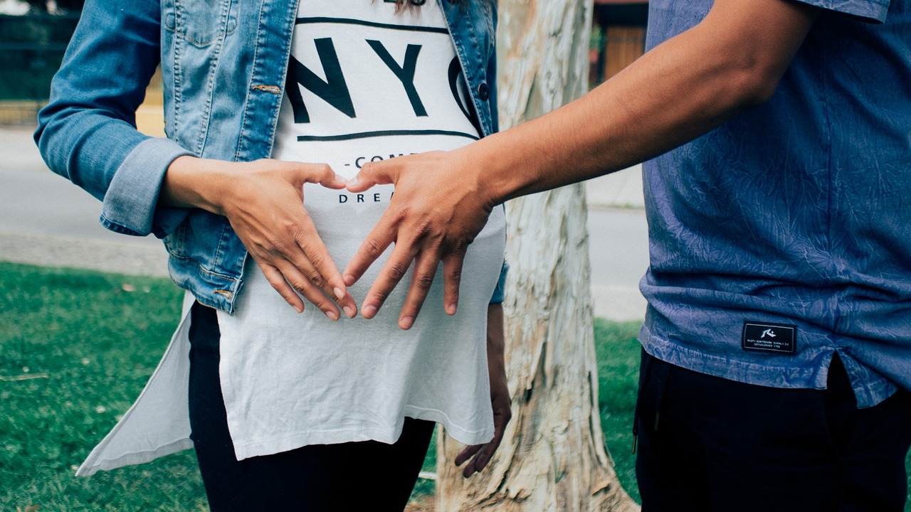 Ein schwangeres Paar | Quelle: Pixabay