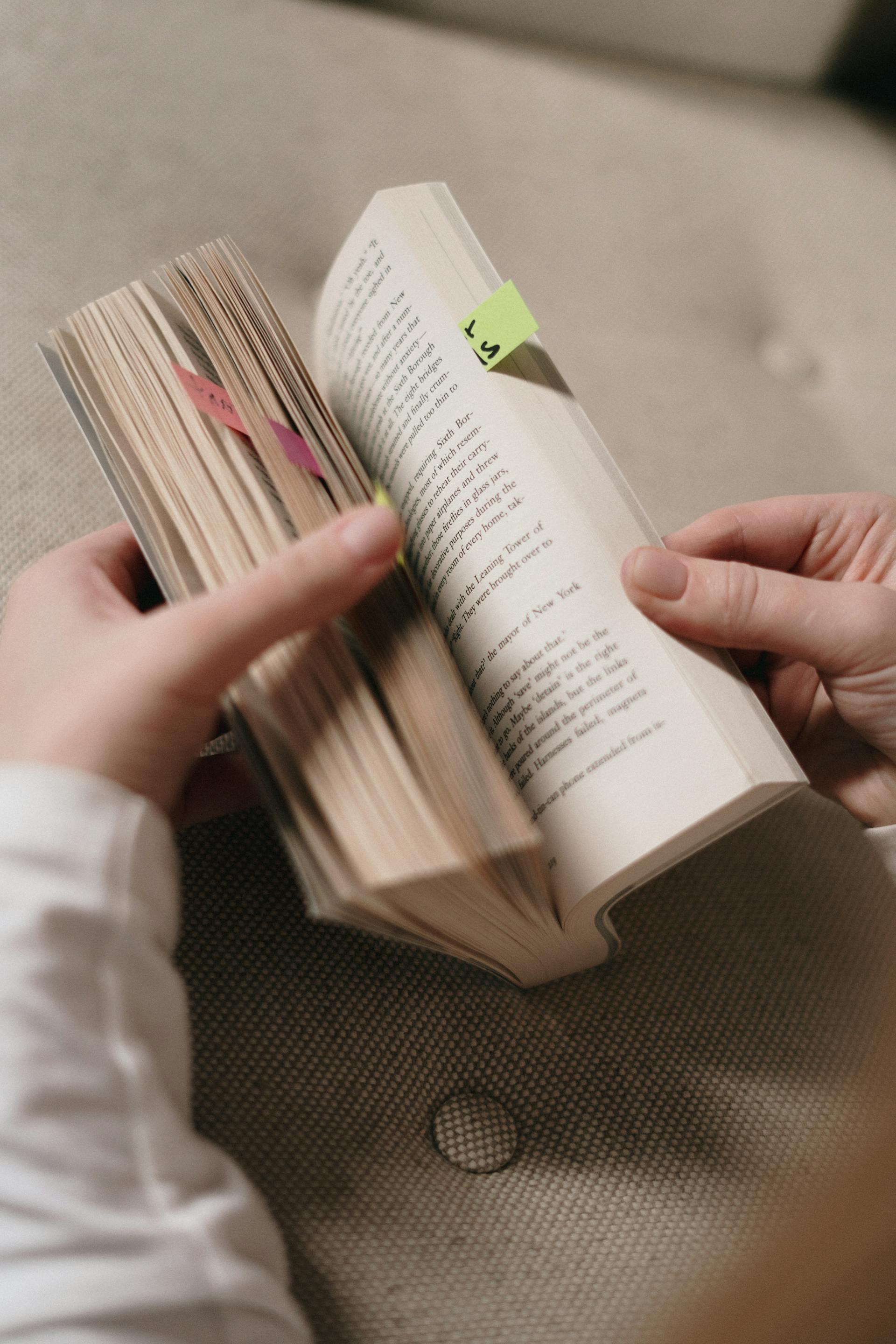 Eine Person hält ein Buch | Quelle: Pexels