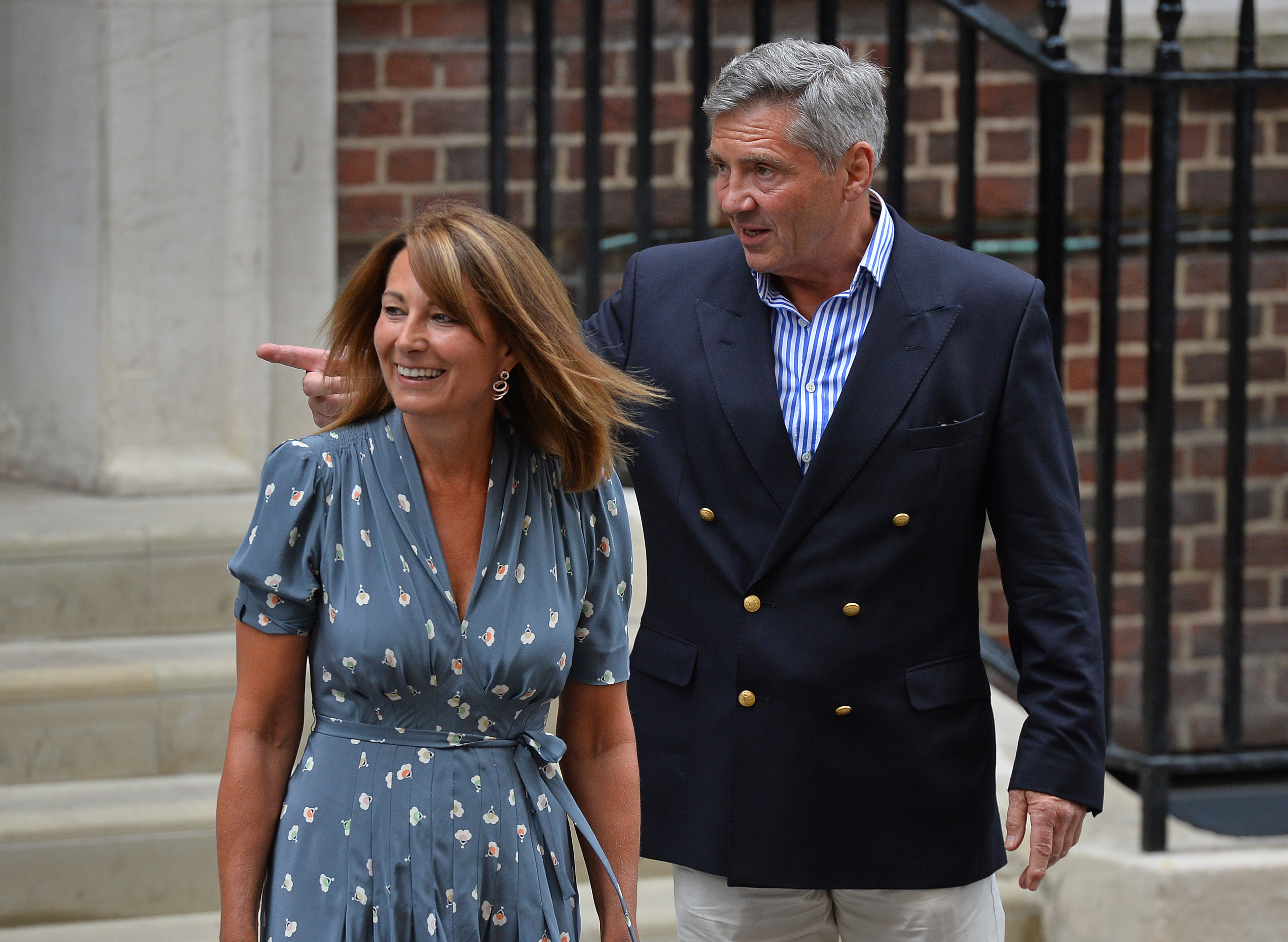 Carole und Michael Middleton beim Verlassen des St. Mary's Hospital, nachdem die Prinzessin von Wales 2013 entbunden hatte | Quelle: Getty Images