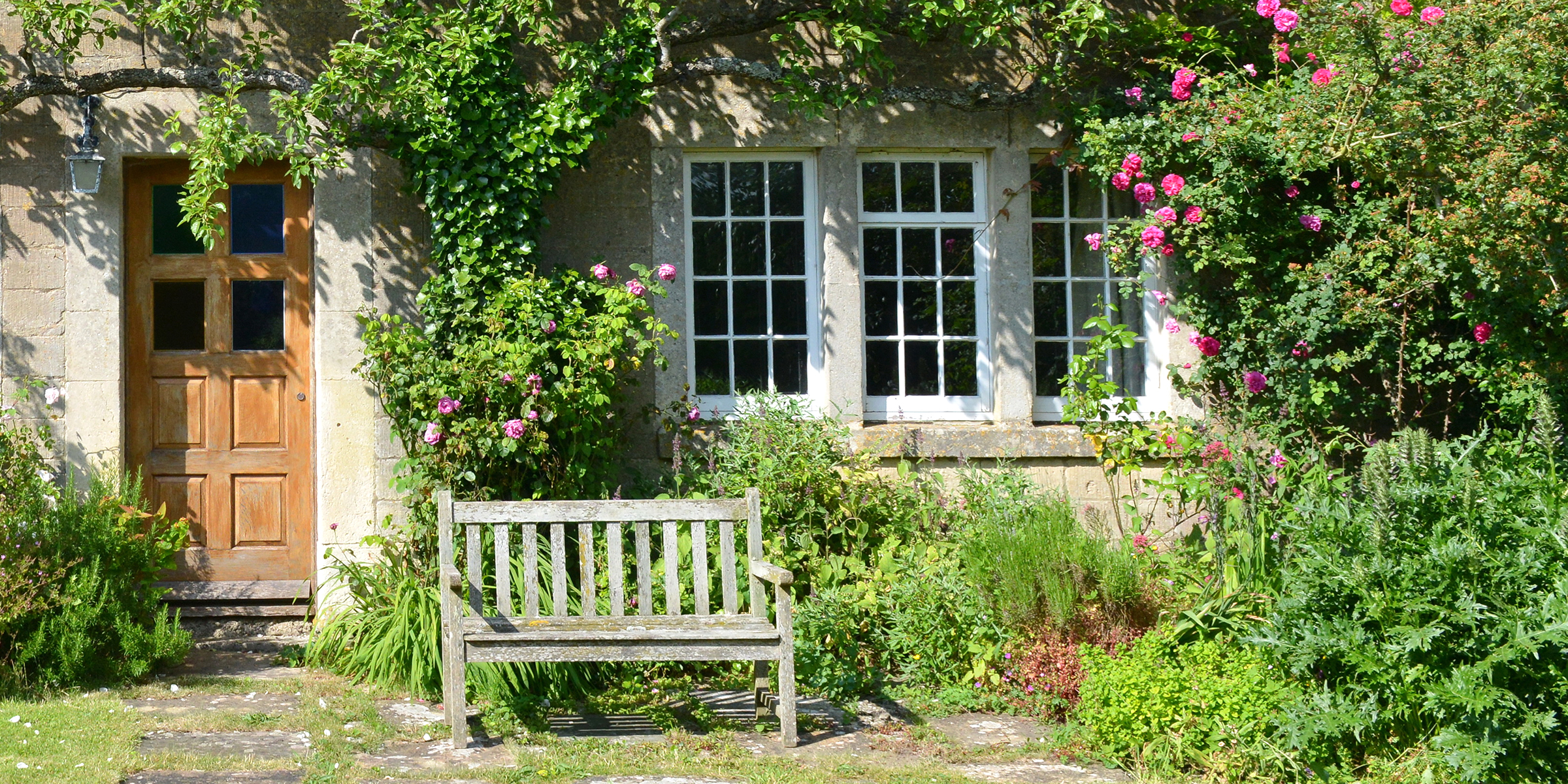 Ein Garten vor einem Haus | Quelle: Shutterstock