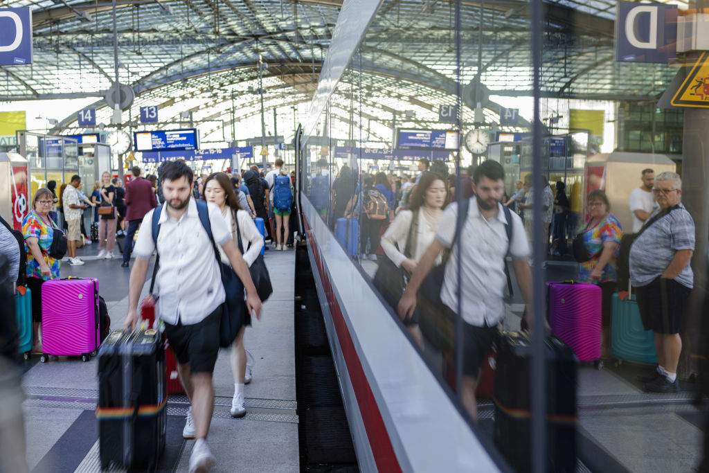 Fahrgäste am Hauptbahnhof am 19. Juli 2024 in Berlin, Deutschland | Quelle: Getty Images