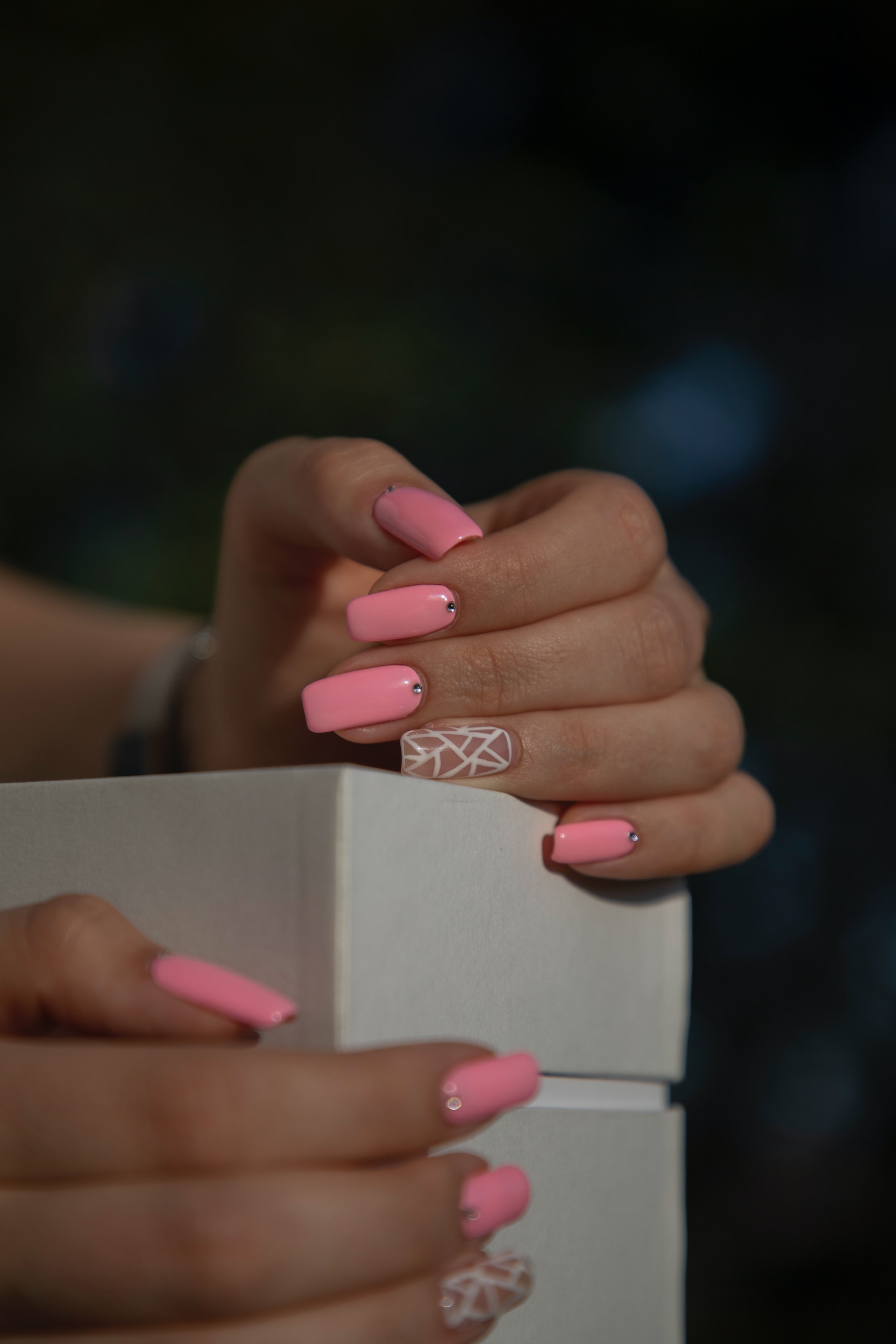 Weibliche Hände mit rosa Nagellack verziert | Quelle: Pexels