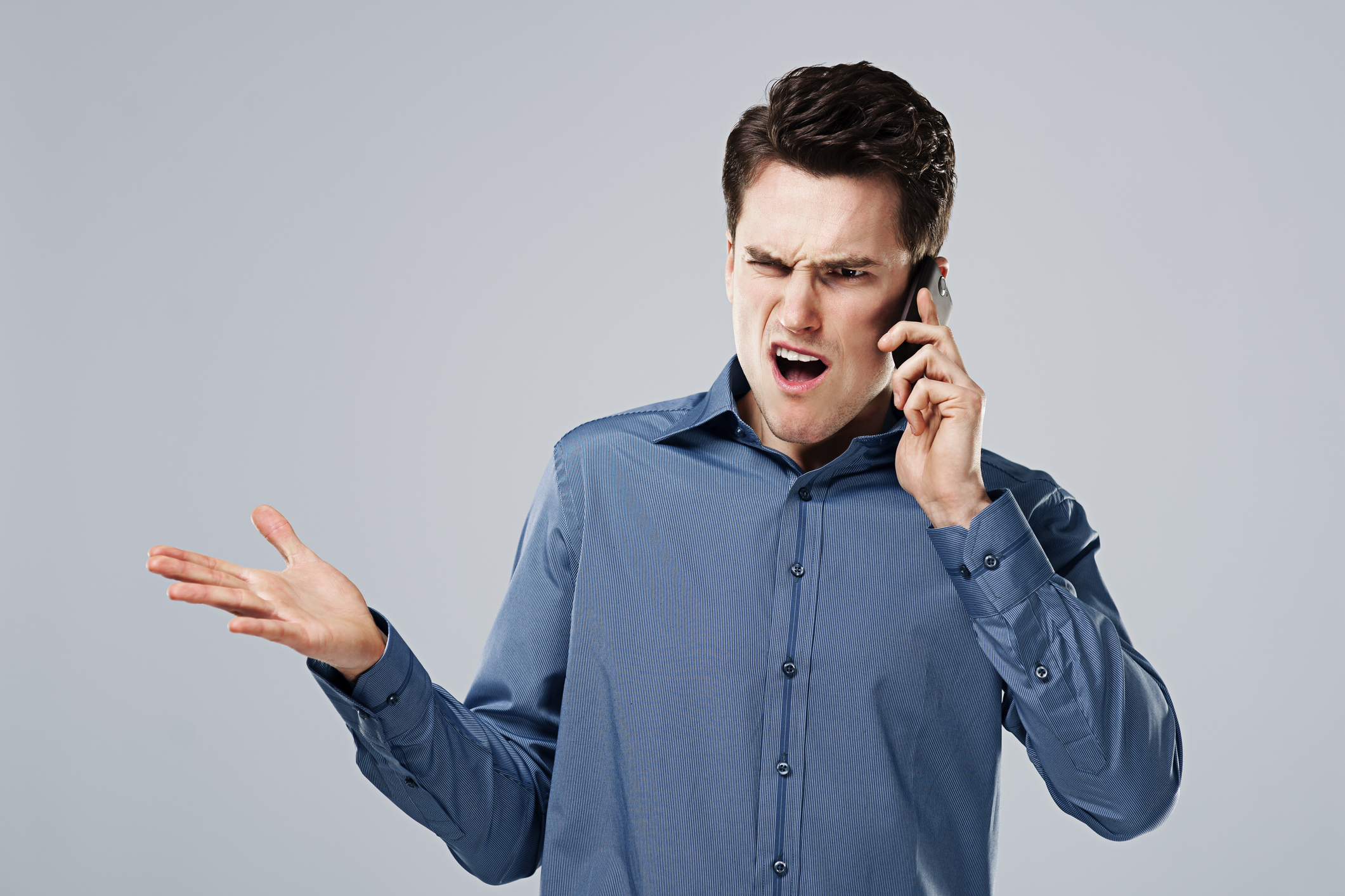 Mann wird am Telefon wütend | Quelle: Getty Images