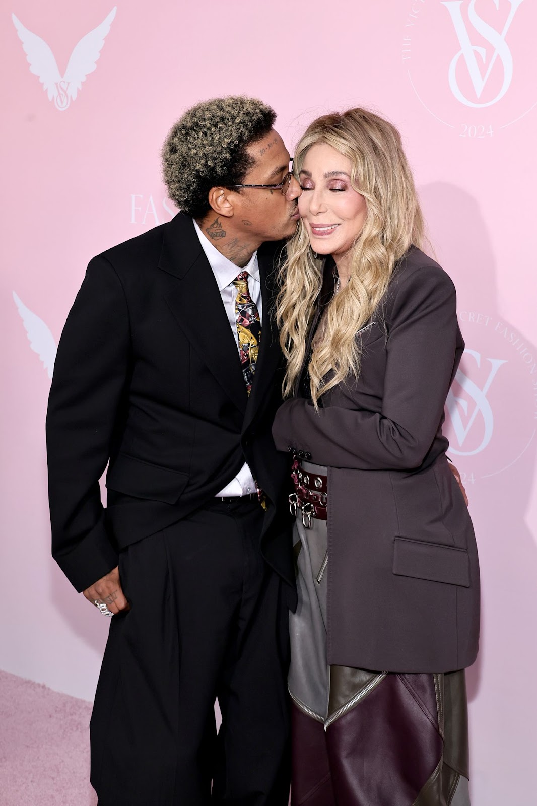 Alexander "AE" Edwards und Cher bei der Victoria's Secret 2024 Fashion Show am 15. Oktober in Brooklyn, New York. | Quelle: Getty Images