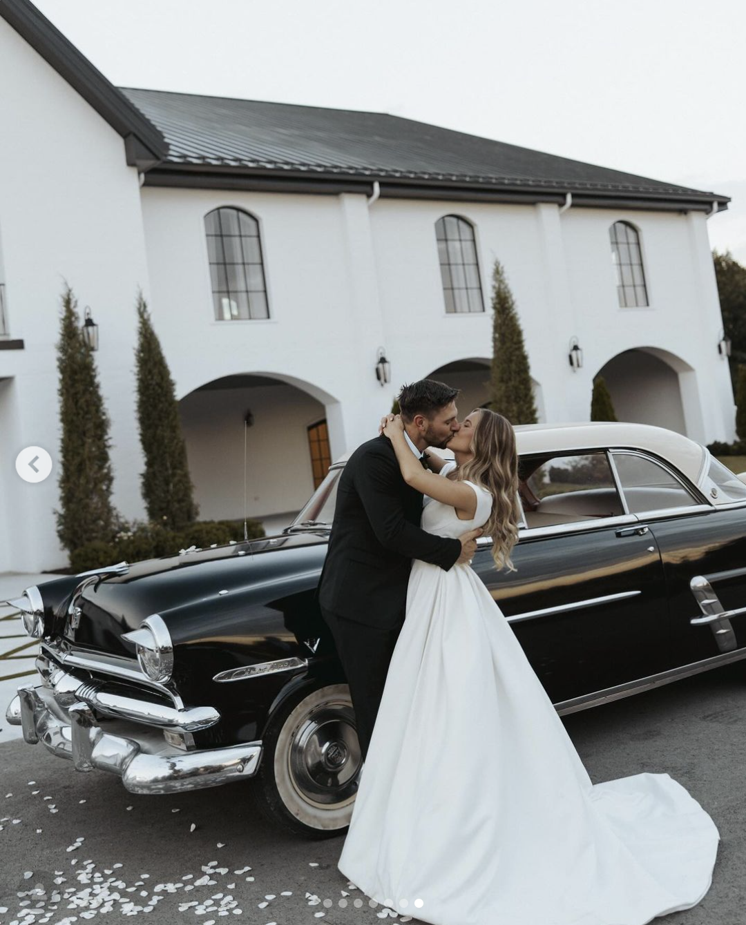 Ein Oldtimer verleiht der minimalistisch inspirierten Hochzeit von Jana Duggar und Stephen Wissmann einen klassischen Touch (gepostet im August 2024) | Quelle: Instagram/janamduggar