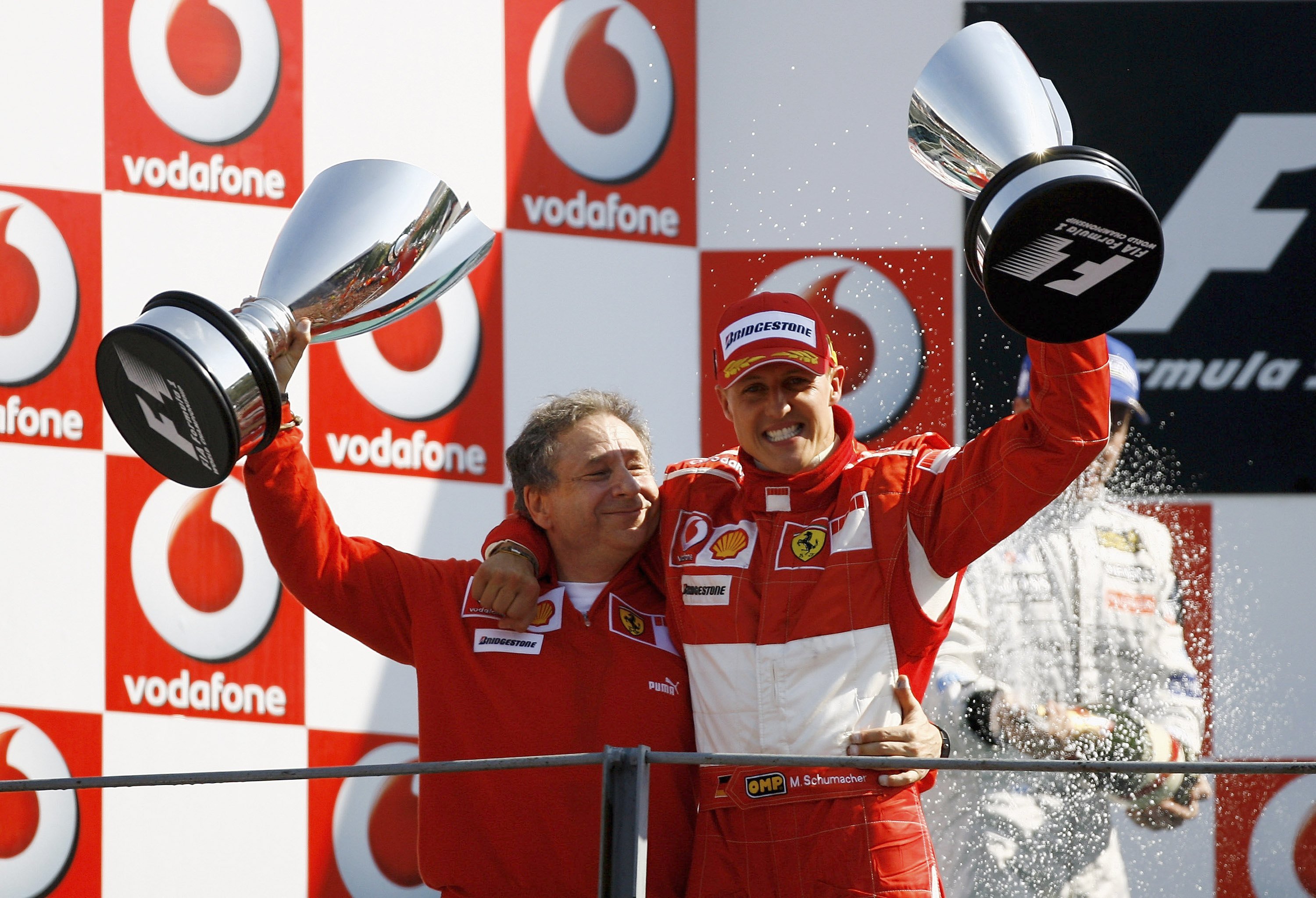 Michael Schumacher feiert mit Jean Todt nach dem Sieg beim italienischen "Grand Prix" beim Autodromo Nazionale di Monza am 10. September 2006 in Monza, Italien. | Quelle: Getty Images