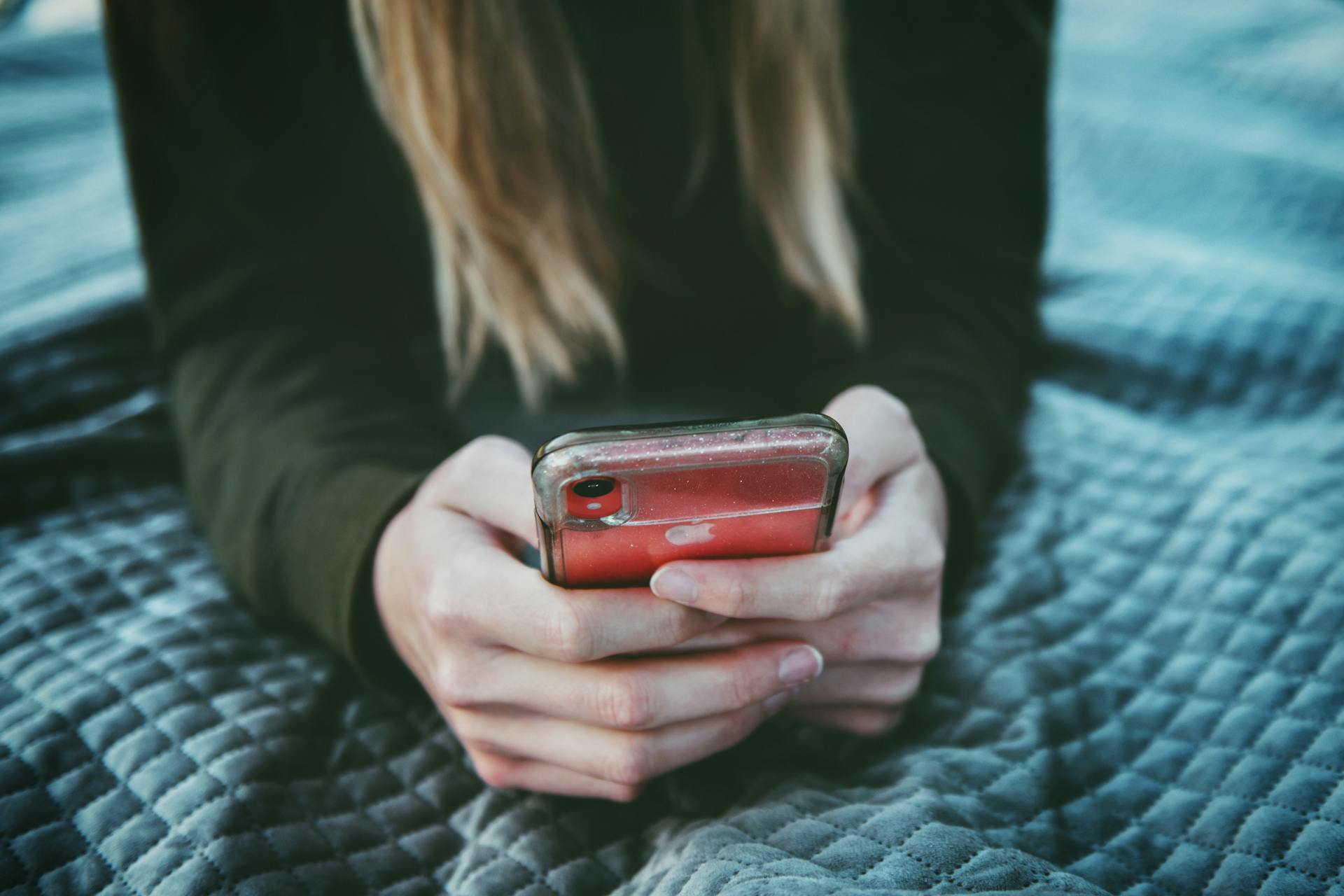 Nahaufnahme einer jungen Frau, die ein Telefon benutzt | Quelle: Pexels