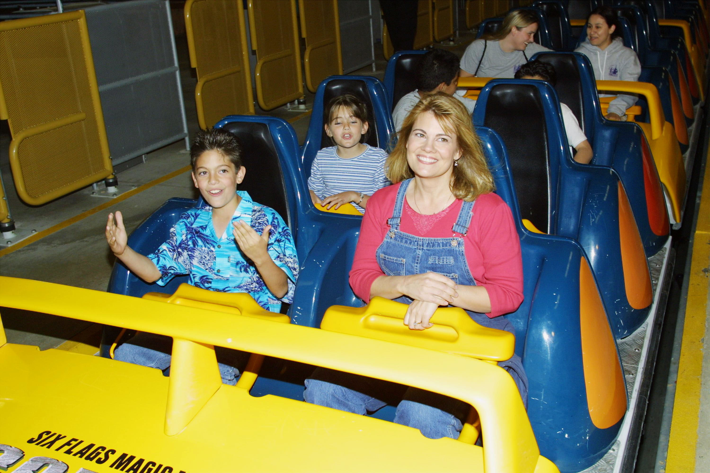 Lisa Whelchel und Tucker Cauble auf einer Achterbahn im Six Flags Magic Mountain am 29. März 2001 in Valencia, Kalifornien. | Quelle: Getty Images