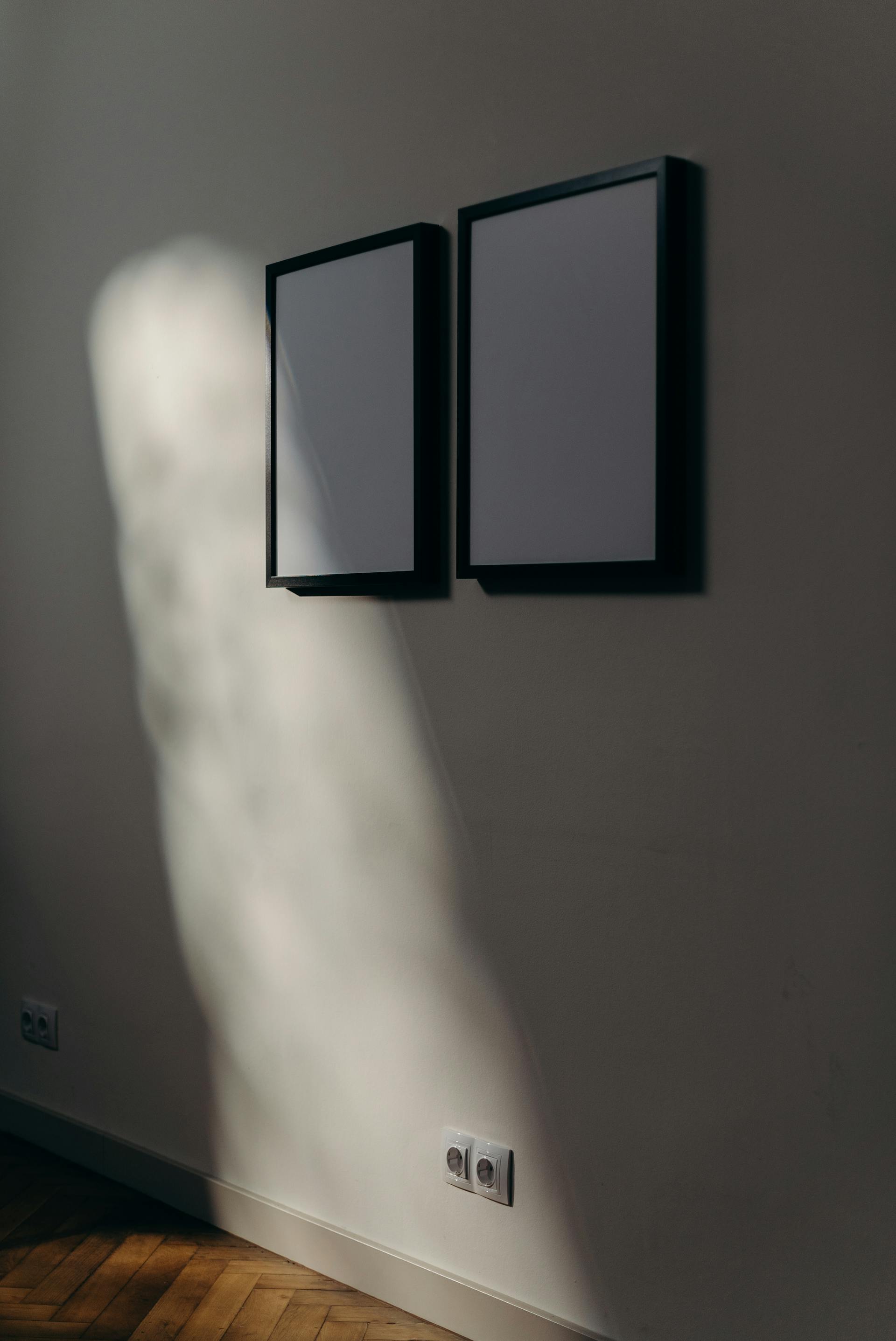 Bilderrahmen, die an einer Wand hängen | Quelle: Pexels