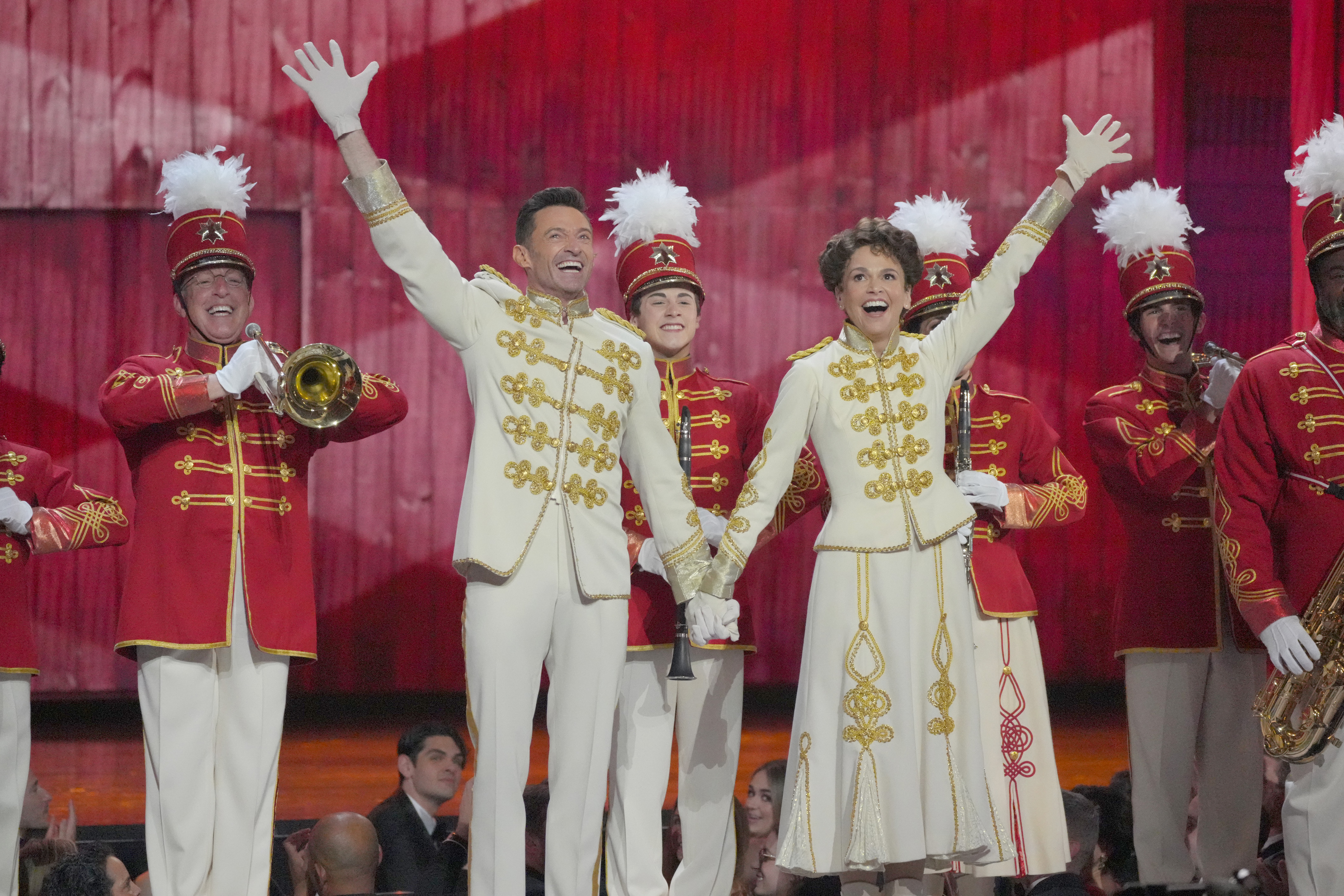 Hugh Jackman und Sutton Foster spielen auf der Bühne der Radio City Music Hall in New York City während der 75th Annual Tony Awards am 12. Juni 2022 eine Nummer aus