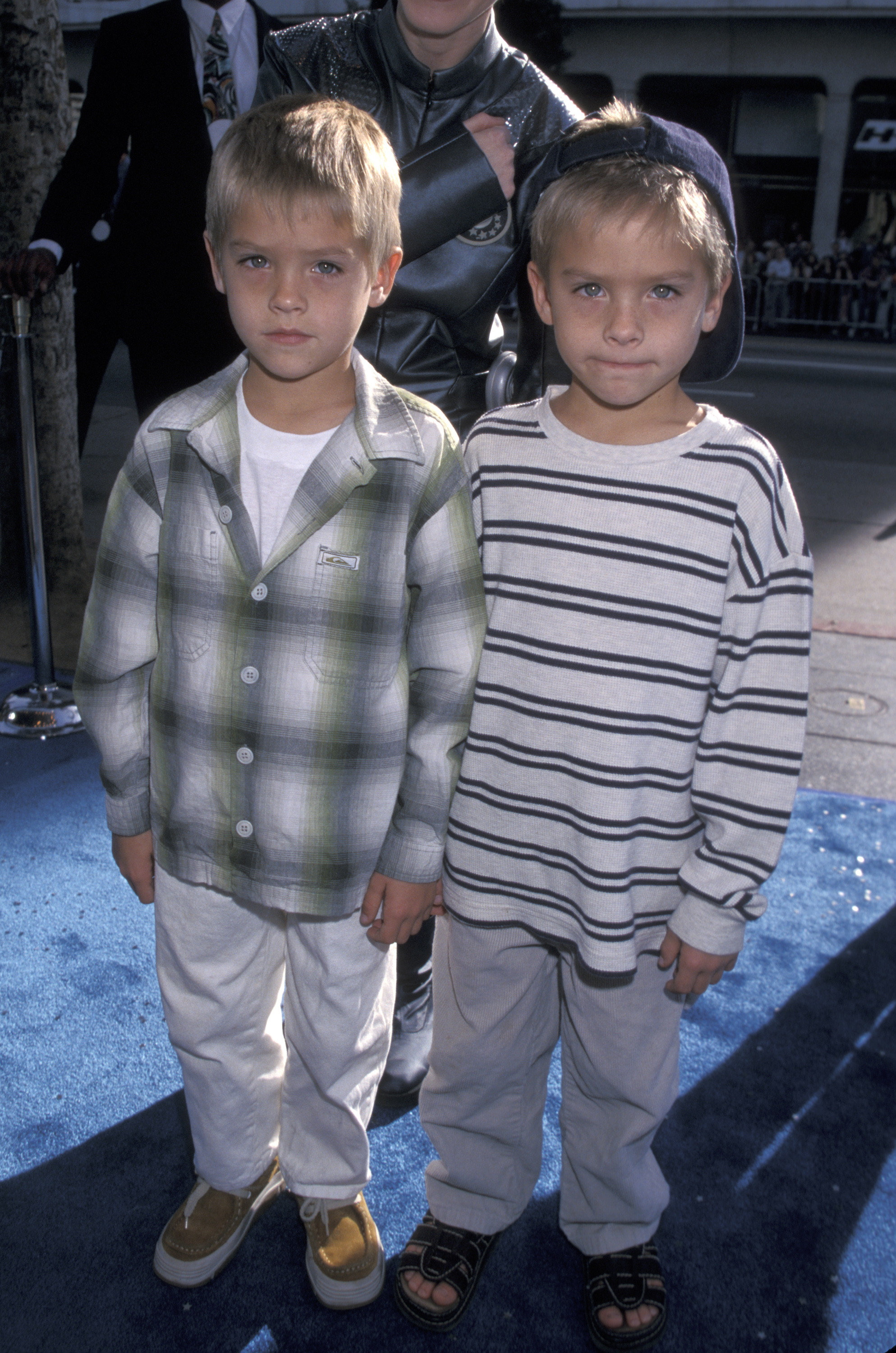 Dylan und Cole Sprouse bei der Premiere von "Galaxy Quest" am 19. Dezember 1999 in Los Angeles, Kalifornien. | Quelle: Getty Images