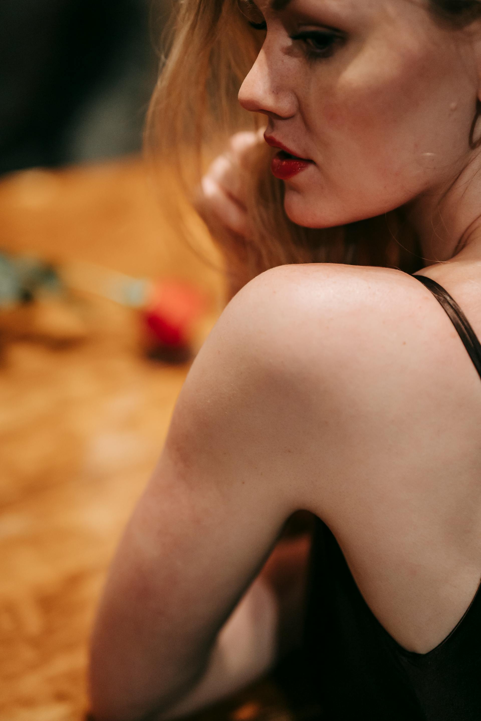 Eine Nahaufnahme einer Frau, die über ihre Schulter schaut | Quelle: Pexels