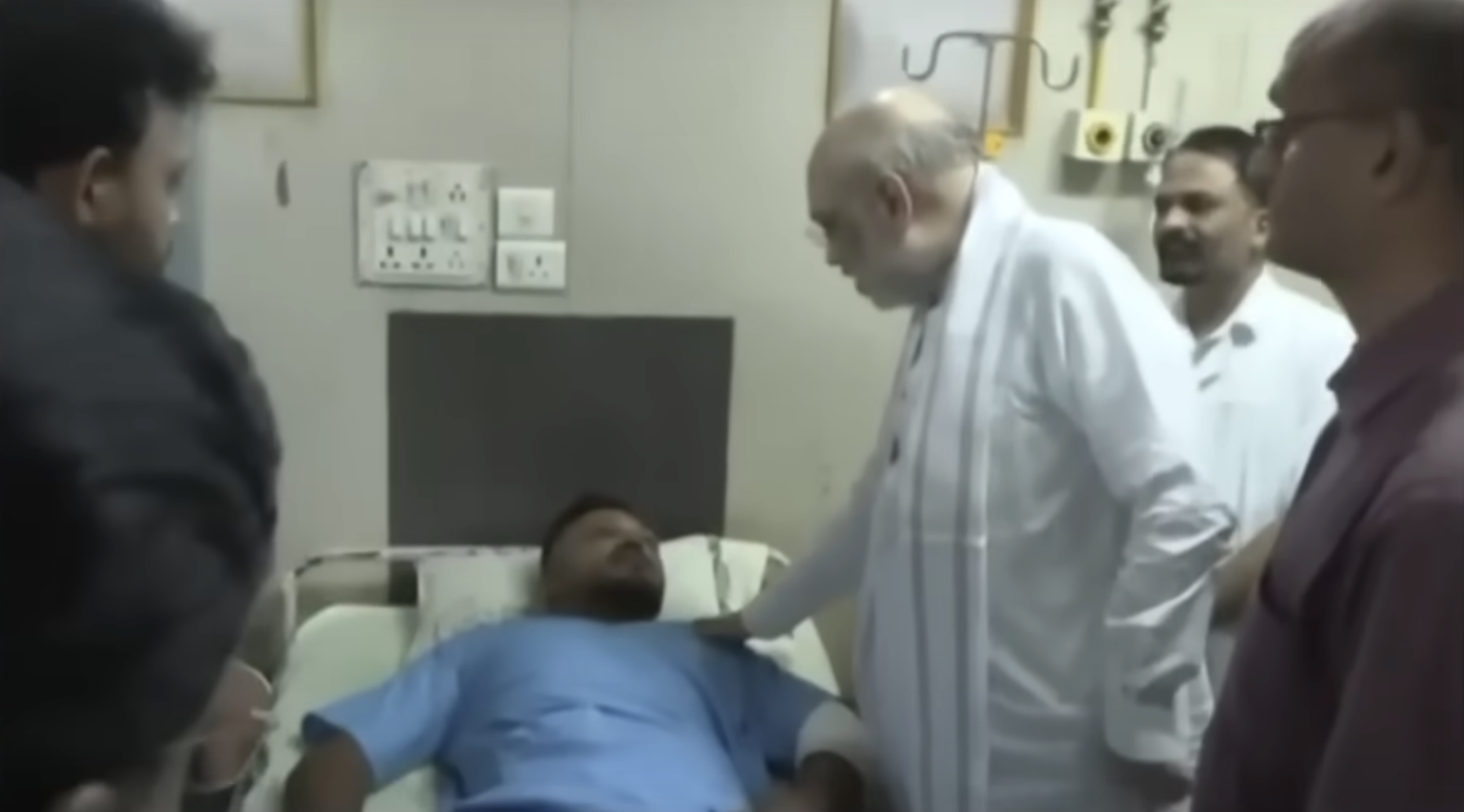 Der indische Premierminister Narendra Modi besucht Viswash Kumar Ramesh, den Überlebenden des Absturzes von Air India Flug 171, in einem Krankenhaus in Ahmedabad, gepostet am 12. Juni 2025 | Quelle: YouTube.com/CBSNews