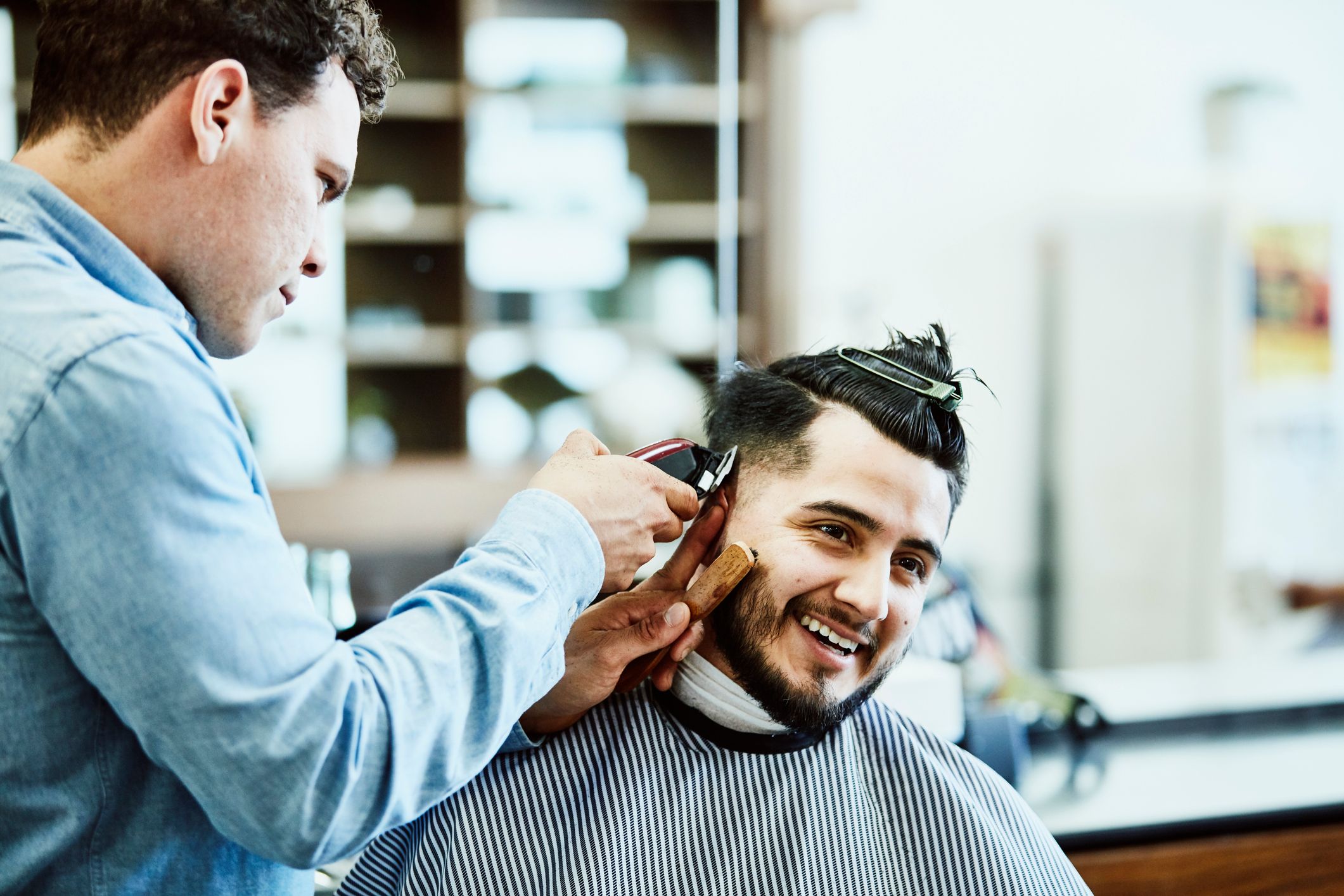 Ein Mann lässt sich beim Friseur die Haare schneiden. | Quelle: Getty Images