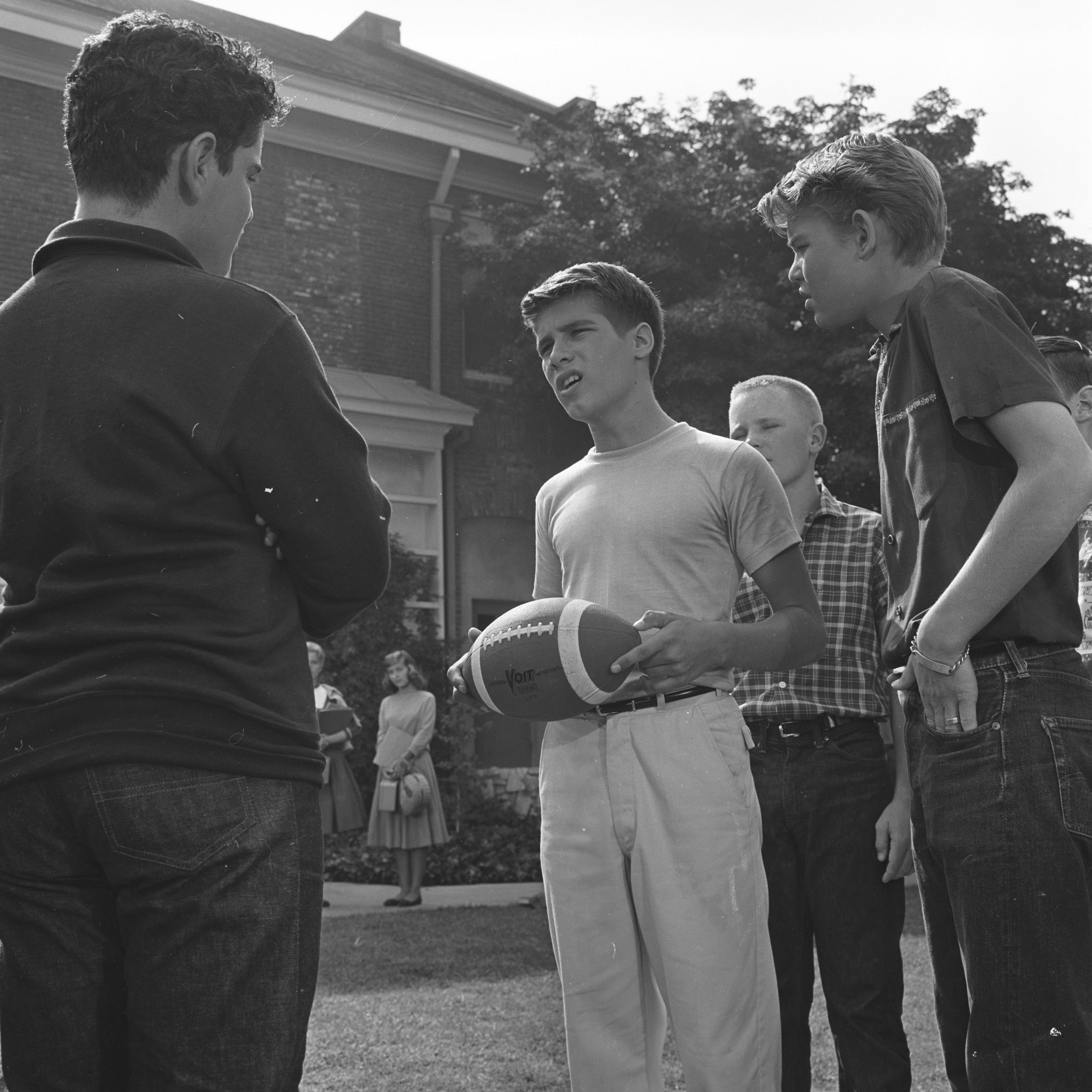 Don Grady und Statisten am Set von "Meine drei Söhne", 1960 | Quelle: Getty Images