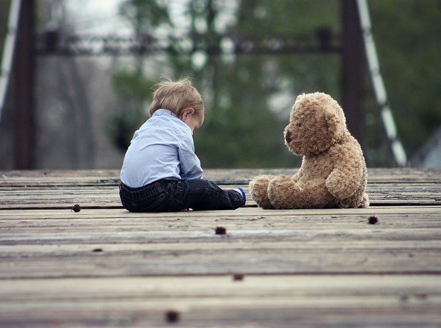 Junge und sein Teddy | Quelle: Pixabay