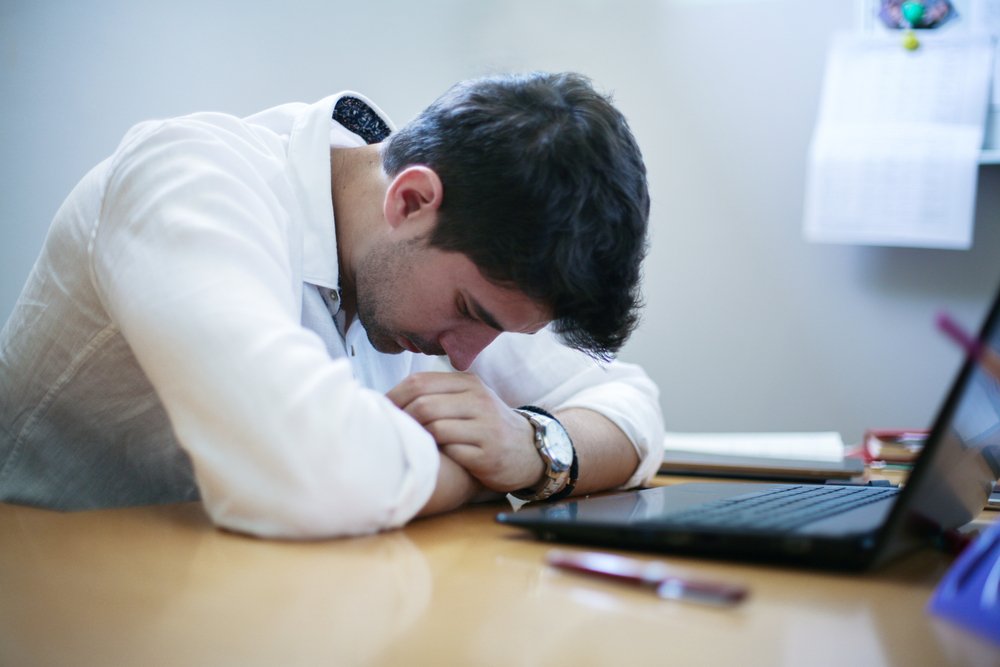 Mann ausgeschöpft von der Arbeit. | Quelle: Shutterstock