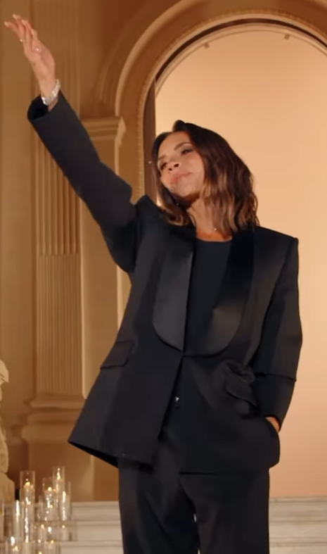 Victoria Beckham winkt der Menge während ihrer Modenschau in Paris zu, gepostet im September 2024 | Quelle: Instagram/victoriabeckham