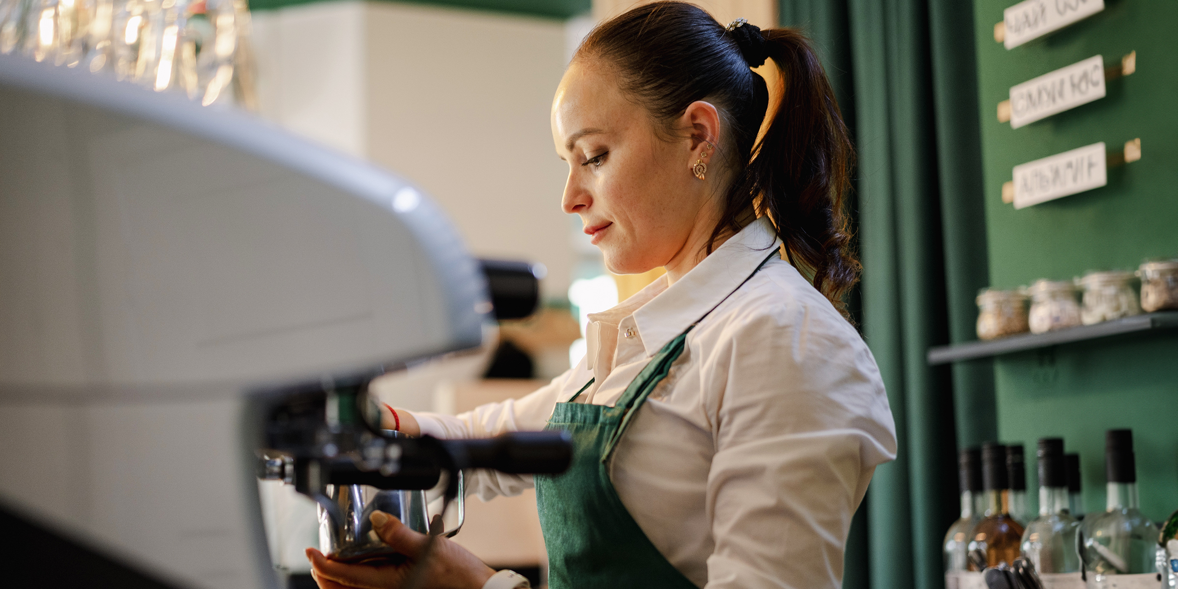 Ein weiblicher Barista beim Kaffeekochen | Quelle: Shutterstock