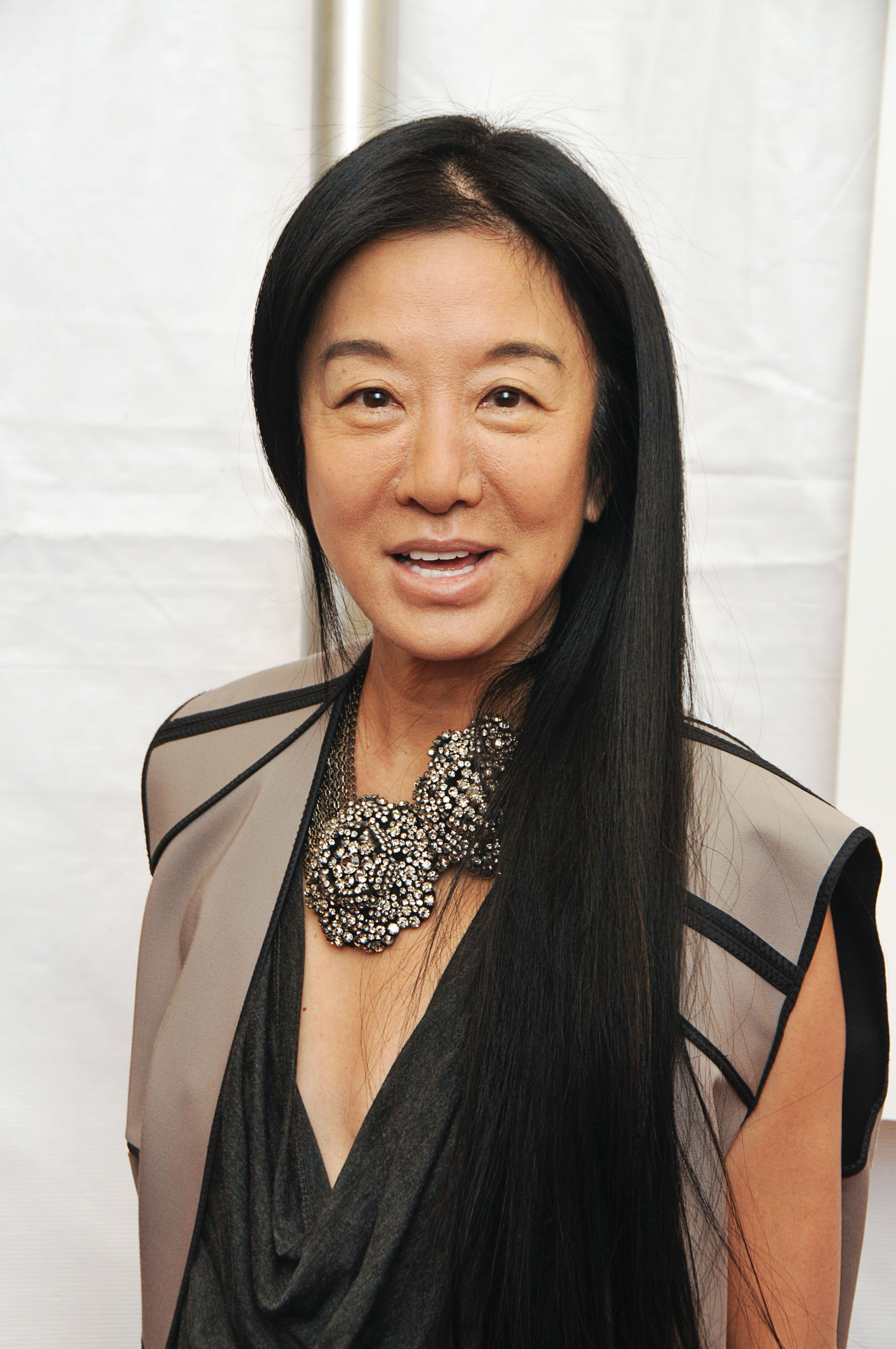 Vera Wang war am 10. März 2010 in New York City bei der Premiere von „City Island“ im Theater der Directors Guild of America dabei. Die Modeikone trug ein drapiertes, anthrazitfarbenes Oberteil unter einer strukturierten, taupefarbenen Weste mit schwarzen Paspeln. Abgerundet wurde der Look durch eine auffällige, mit Kristallen besetzte Statement-Halskette und ihr glattes, dunkles Haar, das ihr über eine Seite ins Gesicht fiel. | Quelle: Getty Images