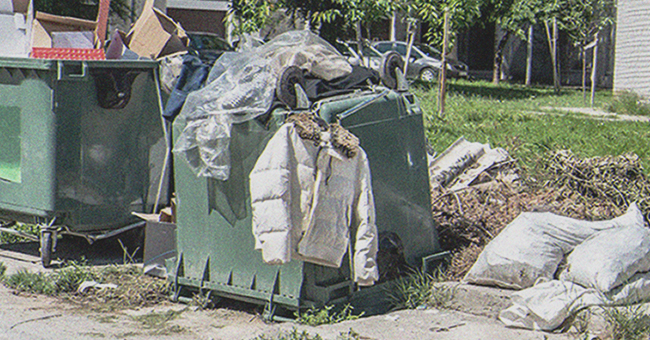 Alte Jacke auf Müllcontainer | Quelle: Shutterstock