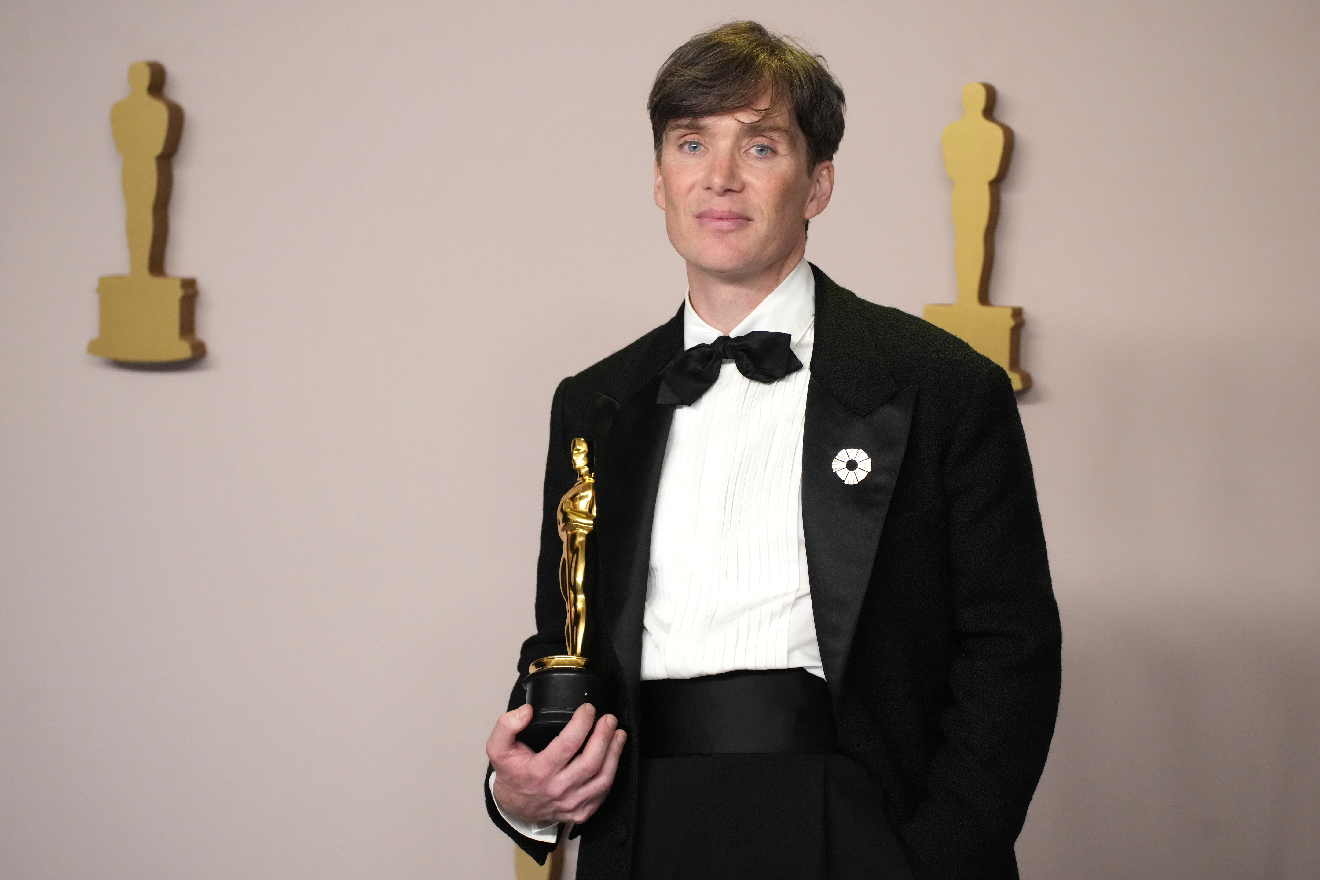 Cillian Murphy, Gewinner des Preises für den besten Hauptdarsteller für "Oppenheimer", posiert im Presseraum während der 96th Annual Academy Awards im Ovation Hollywood in Kalifornien, am 10. März 2024. | Quelle: Getty Images