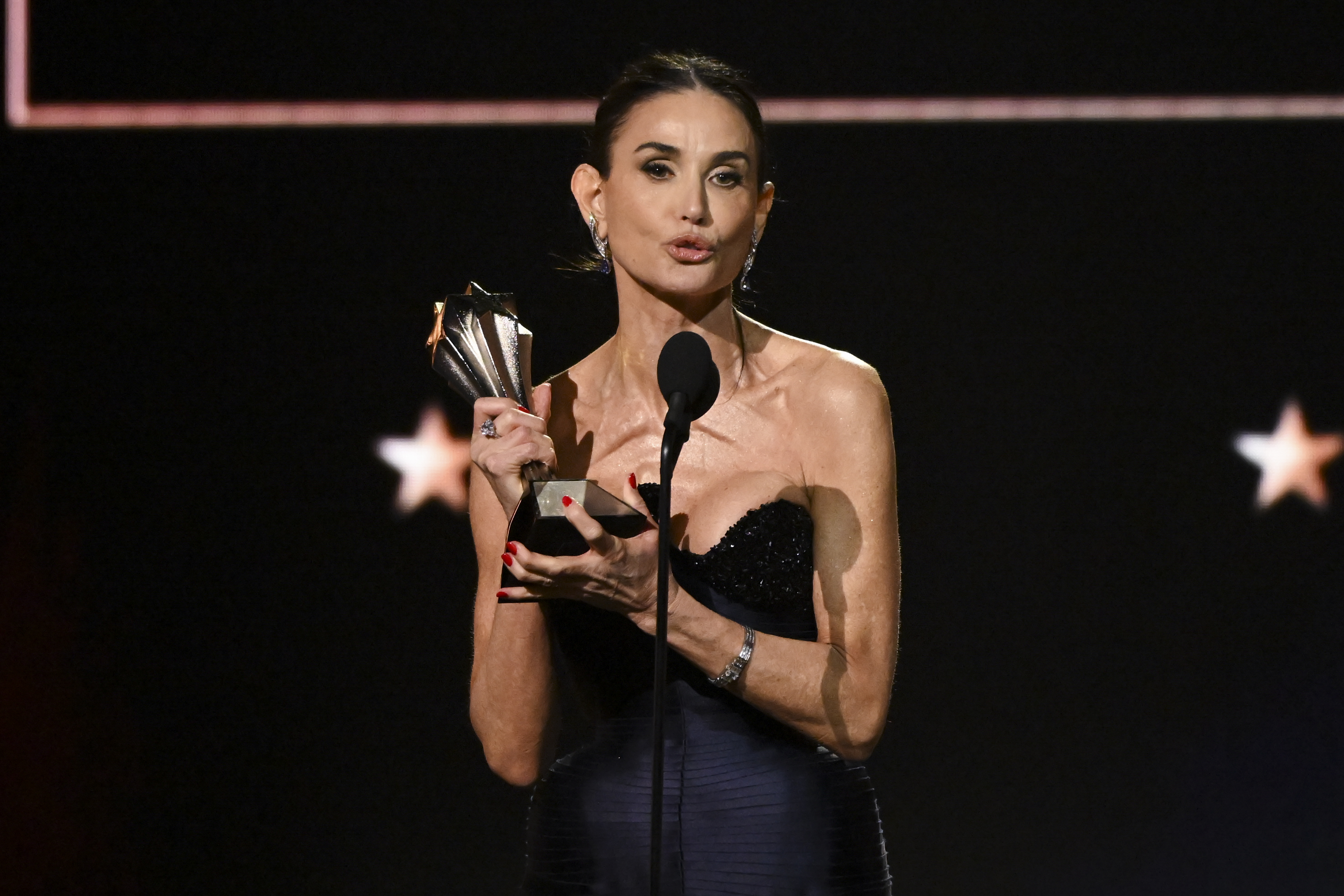 Demi Moore besucht die 2025 Critics Choice Awards im Barker Hangar am 07. Februar 2025 in Santa Monica, Kalifornien. | Quelle: Getty Images