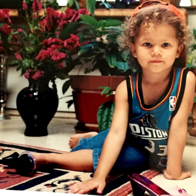 Ihr Vater träumte ursprünglich davon, dass sie die erste Frau wird, die in der NBA spielt. Auf diesem Foto posierte sie in einem Basketballtrikot für ein Retro-Bild, das am 12. August 2016 hochgeladen wurde. | Quelle: Instagram/zendaya