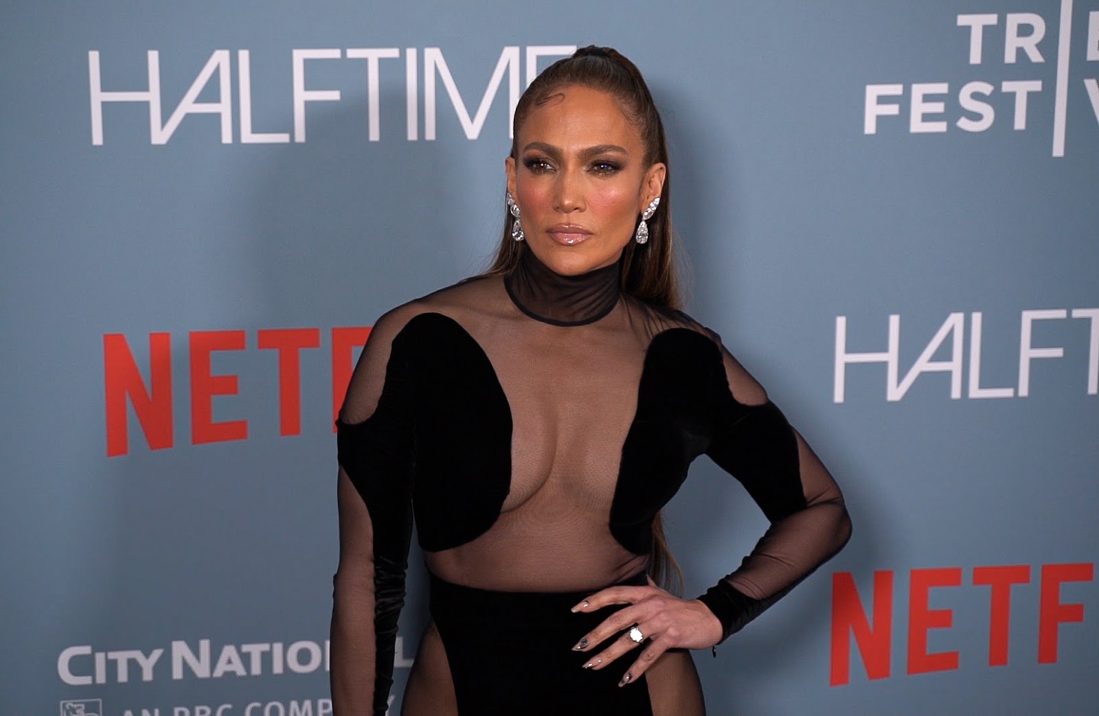 Jennifer Lopez trägt ihren Verlobungsring bei der