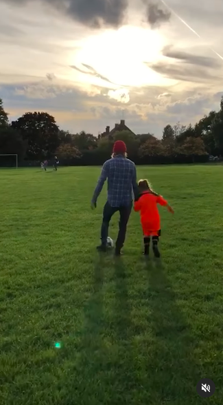 David und Harper Beckham beim Fußballspielen, gepostet am 10. Juli 2024 | Quelle: Instagram/victoriabeckham