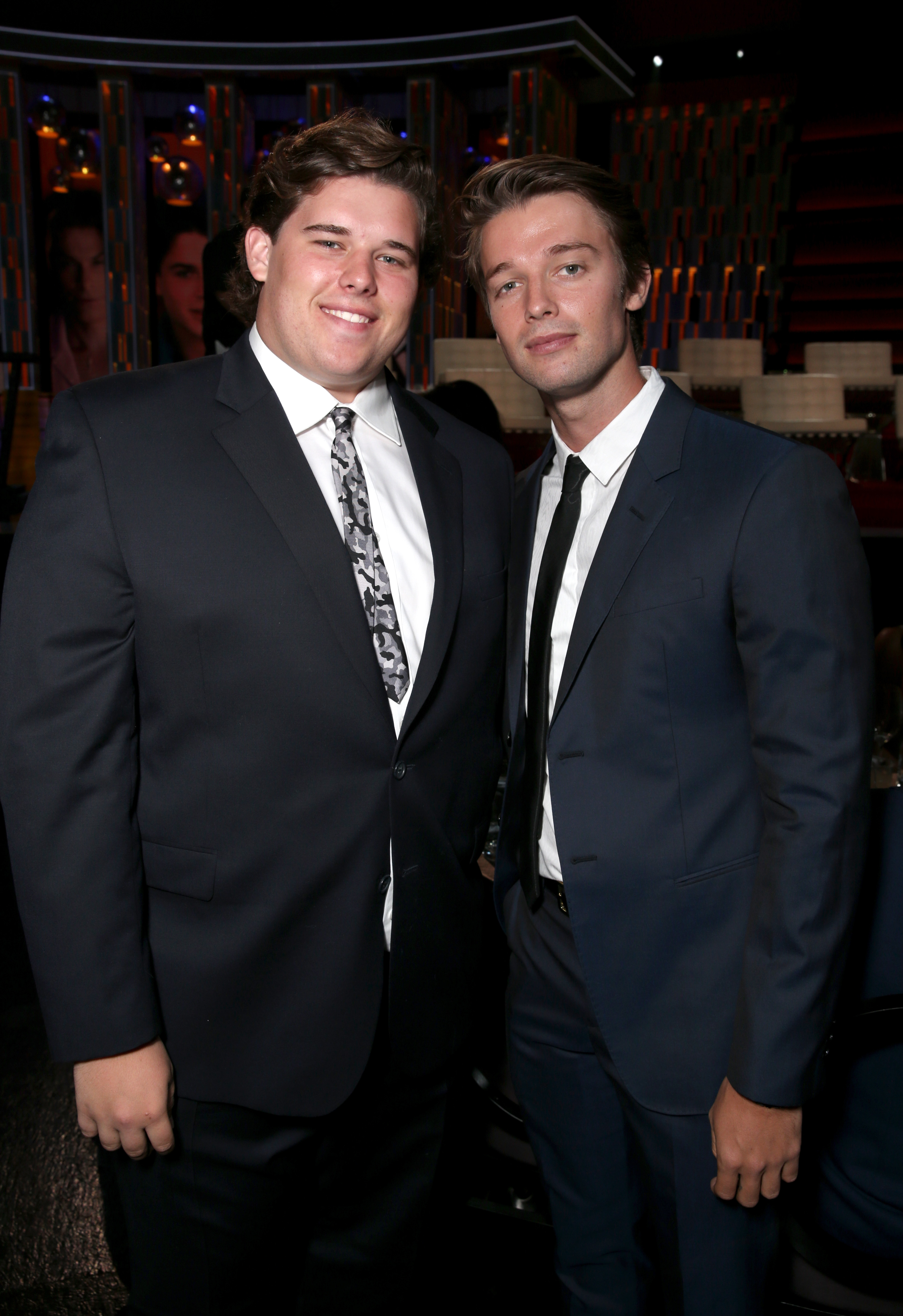 Christopher Schwarzenegger posiert mit seinem Bruder Patrick beim Comedy Central Roast of Rob Lowe in Los Angeles, im August 2016. Gekleidet in einen dunklen Anzug mit gemusterter Krawatte, erscheint Christopher mit kräftigerem Körperbau und zurückgekämmten Haaren und lächelt warmherzig während der Abendveranstaltung.