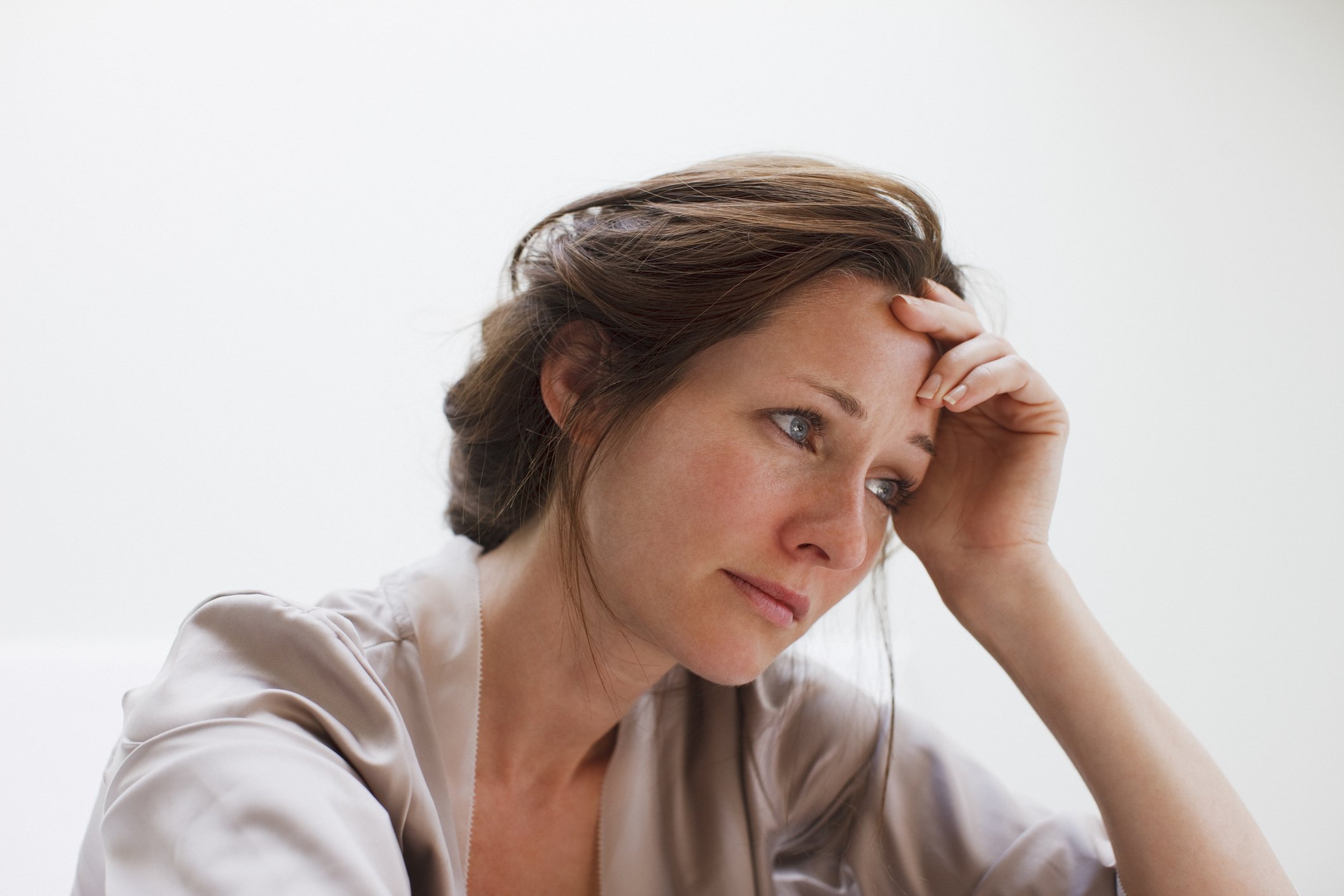 Depressive Frau mit Kopf in den Händen | Quelle: Getty Images