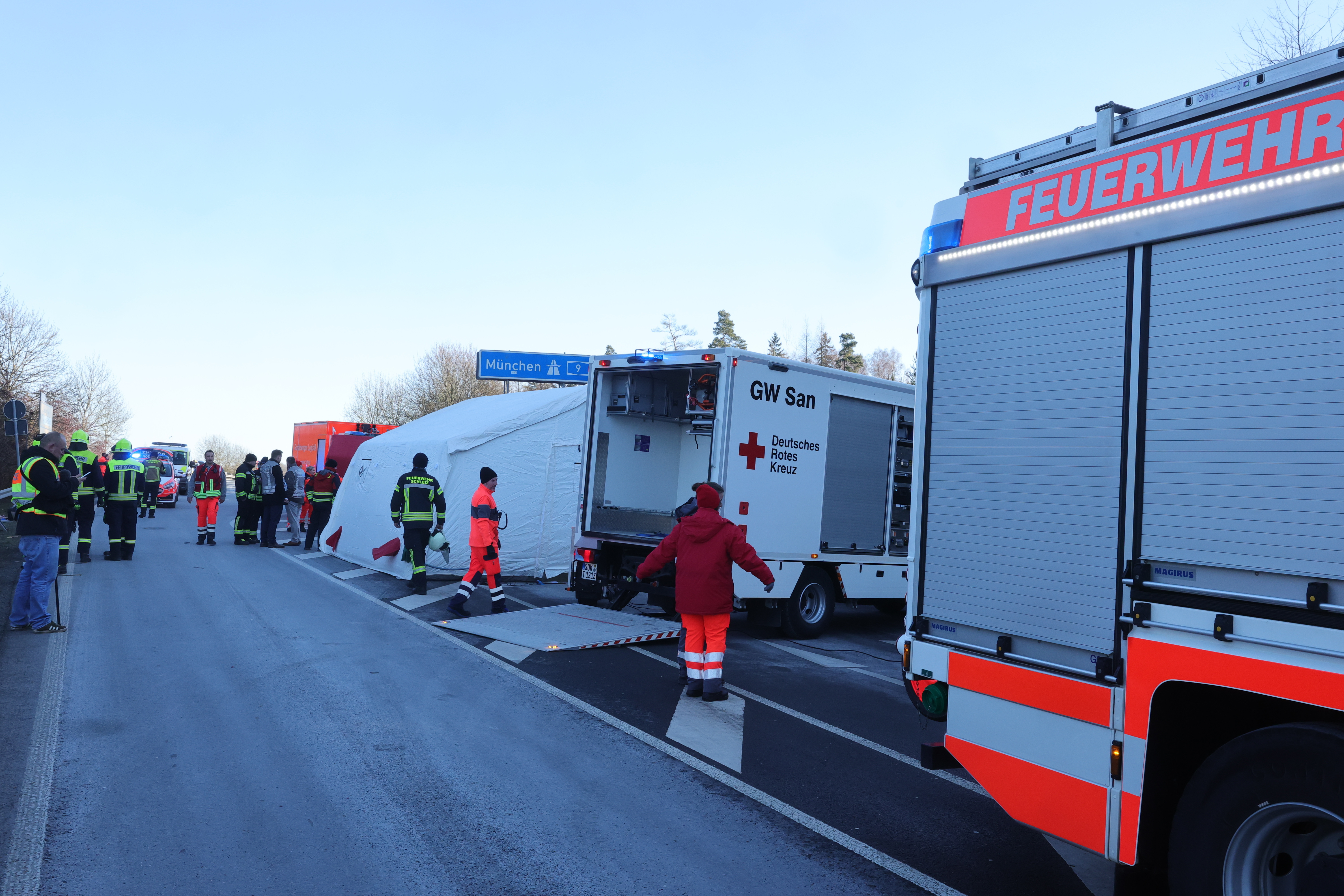 19. Januar 2026, Thüringen, Schleiz: Rettungskräfte von Polizei und Feuerwehr sind nach einem Busunfall mit mehreren Verletzten auf der Auffahrt zur Autobahn A9 im Einsatz | Quelle: Getty Images