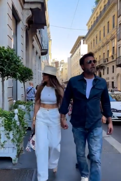 Ben Affleck und Jennifer Lopez schlendern während ihrer Flitterwochen durch die Straßen Italiens, gepostet am 26. August 2022 | Quelle: YouTube/x17online