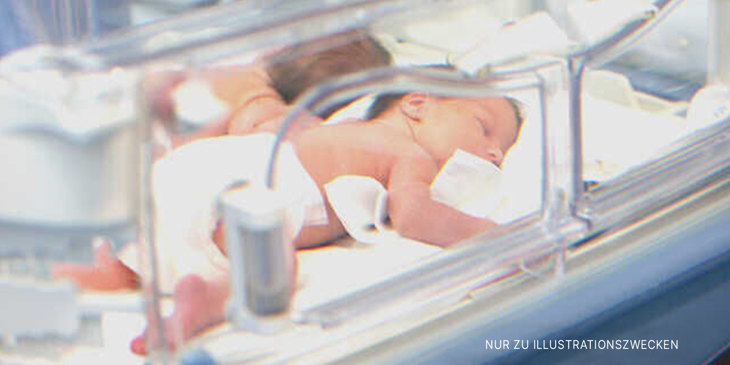 Neugeborenes Baby in einem Inkubator | Quelle: Shutterstock
