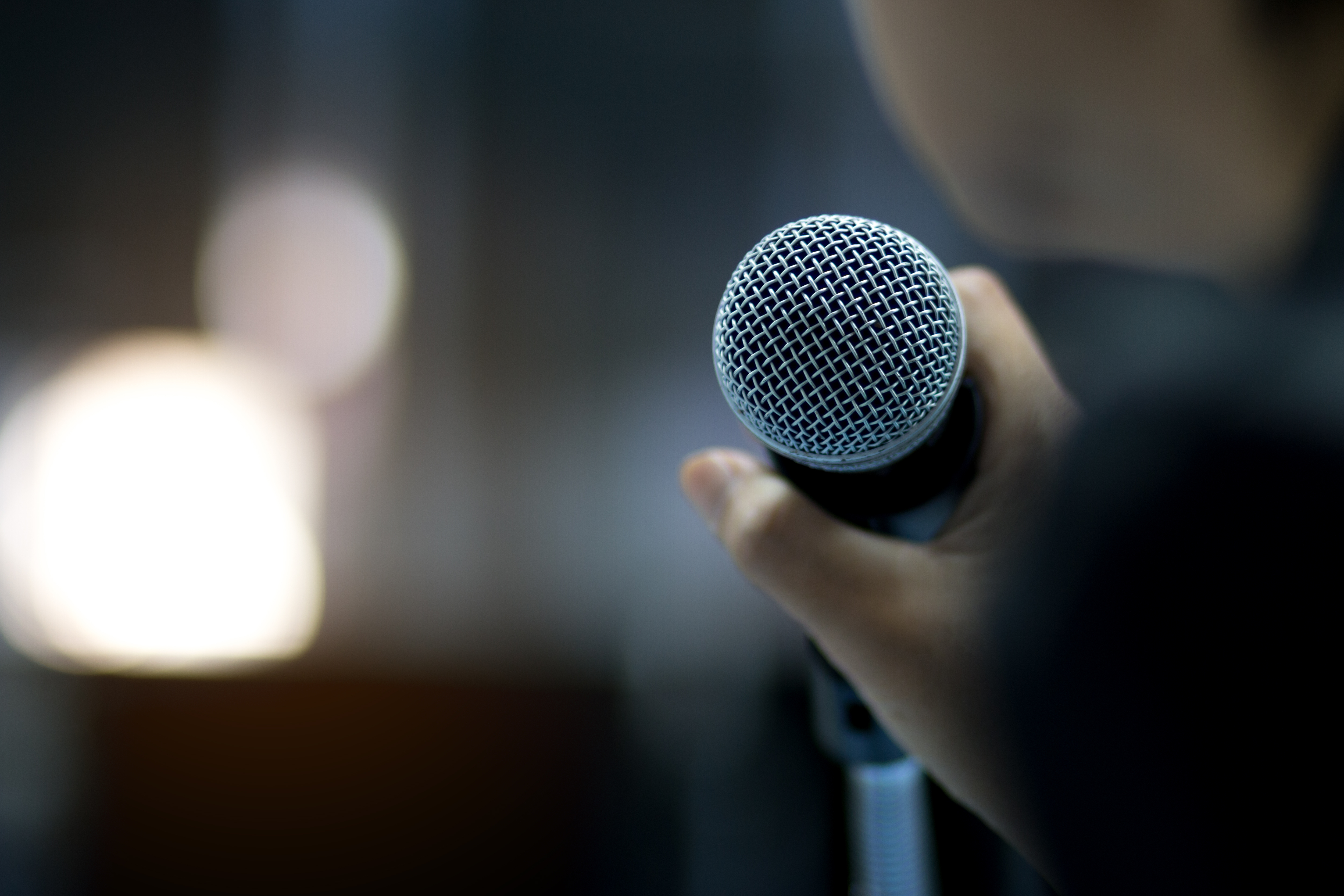 Hand am Mikrofon | Quelle: Shutterstock