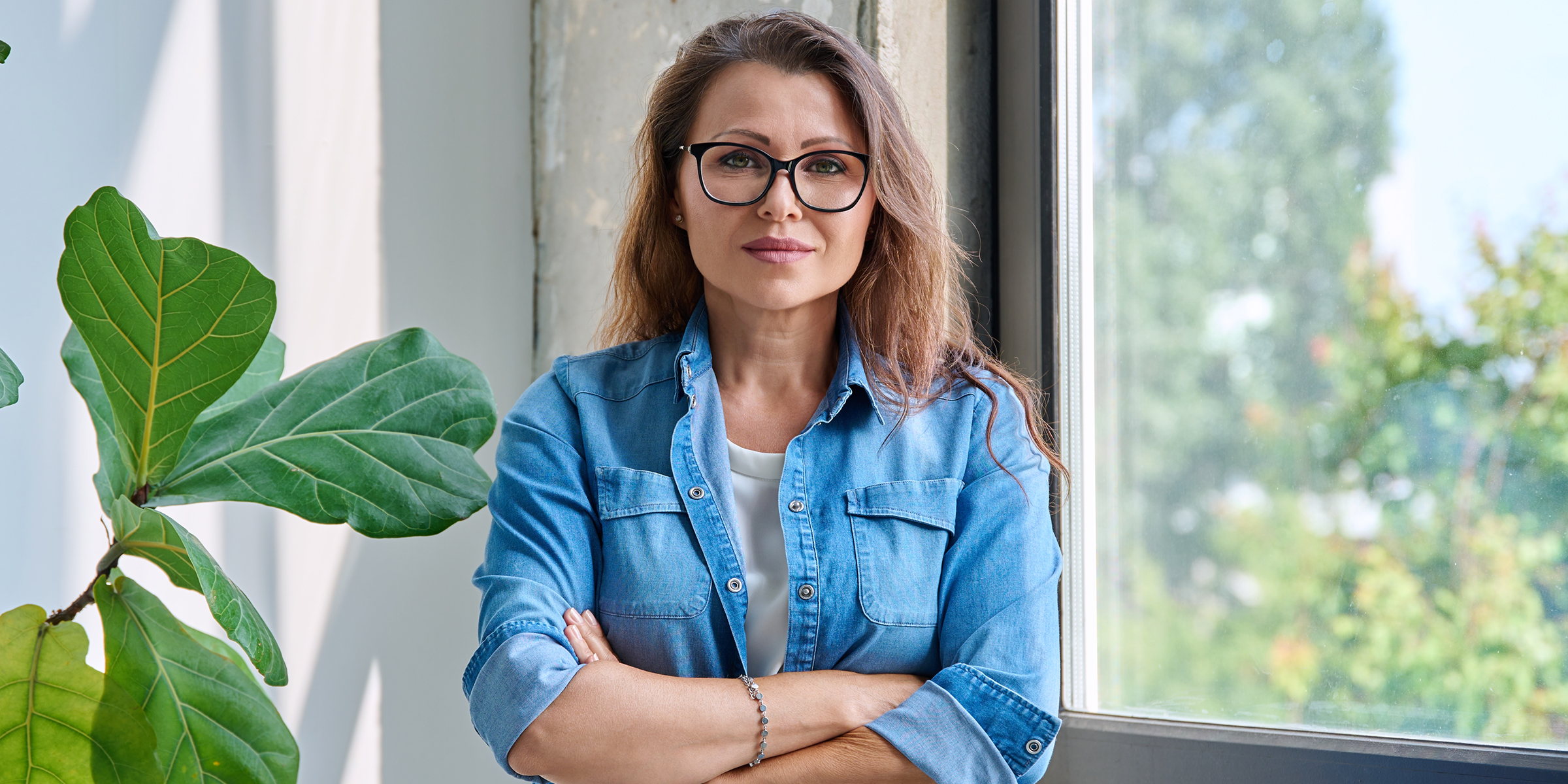 Eine Frau steht mit verschränkten Armen | Quelle: Shutterstock