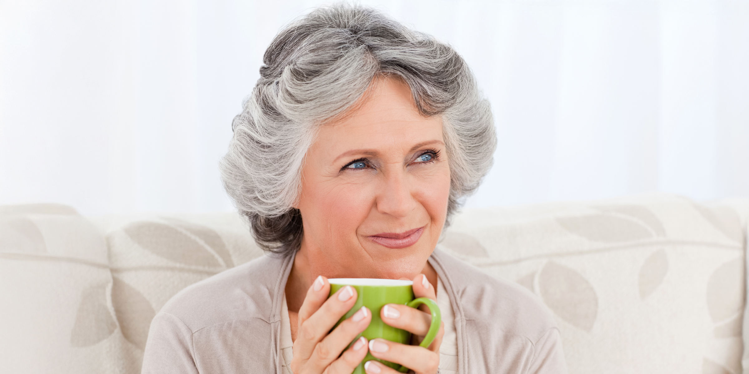 Eine hinterhältige Frau beim Teetrinken | Quelle: Shutterstock