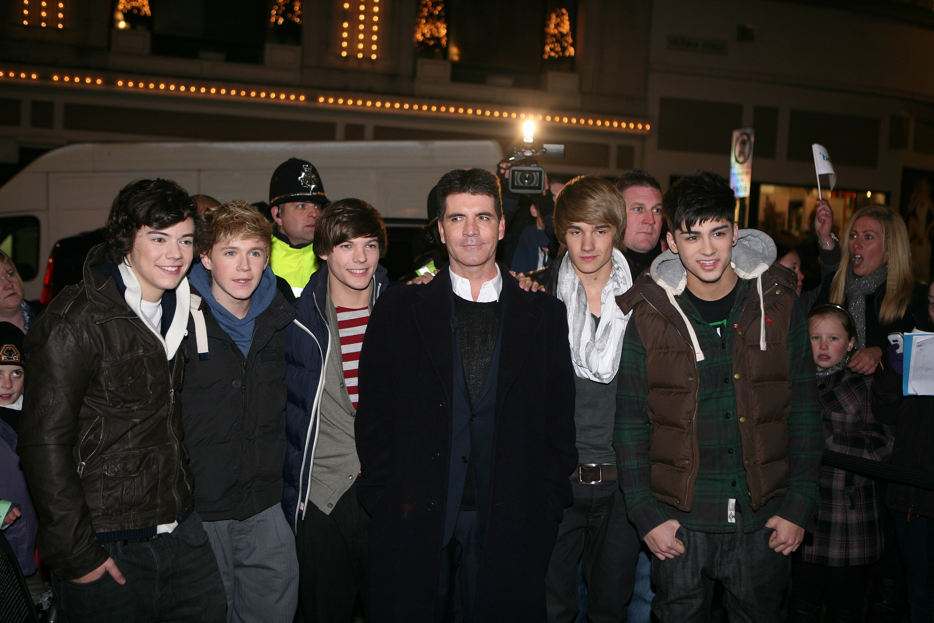 Harry Styles, Nial Horan, Louis Tomlinson, Simon Cowell, Liam Payne und Zayn Malik besuchen den Auftritt von One Direction am 7. Dezember 2010 in Wolverhampton, England. | Quelle: Getty Images