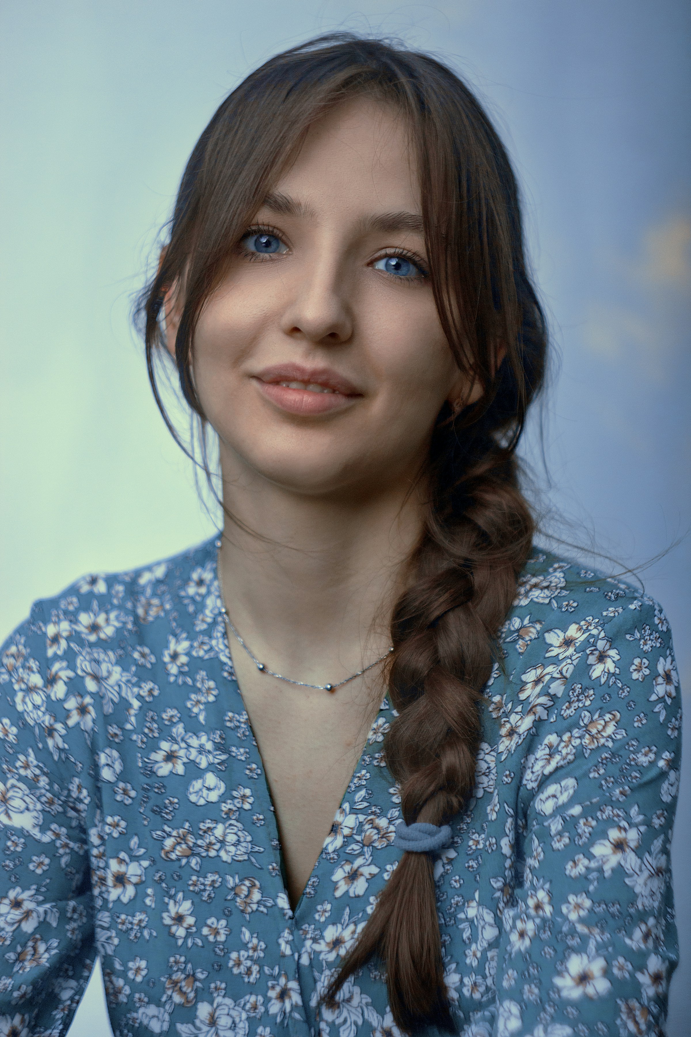 Eine junge Frau in einem blau-weiß geblümten Button-up-Shirt | Quelle: Unsplash