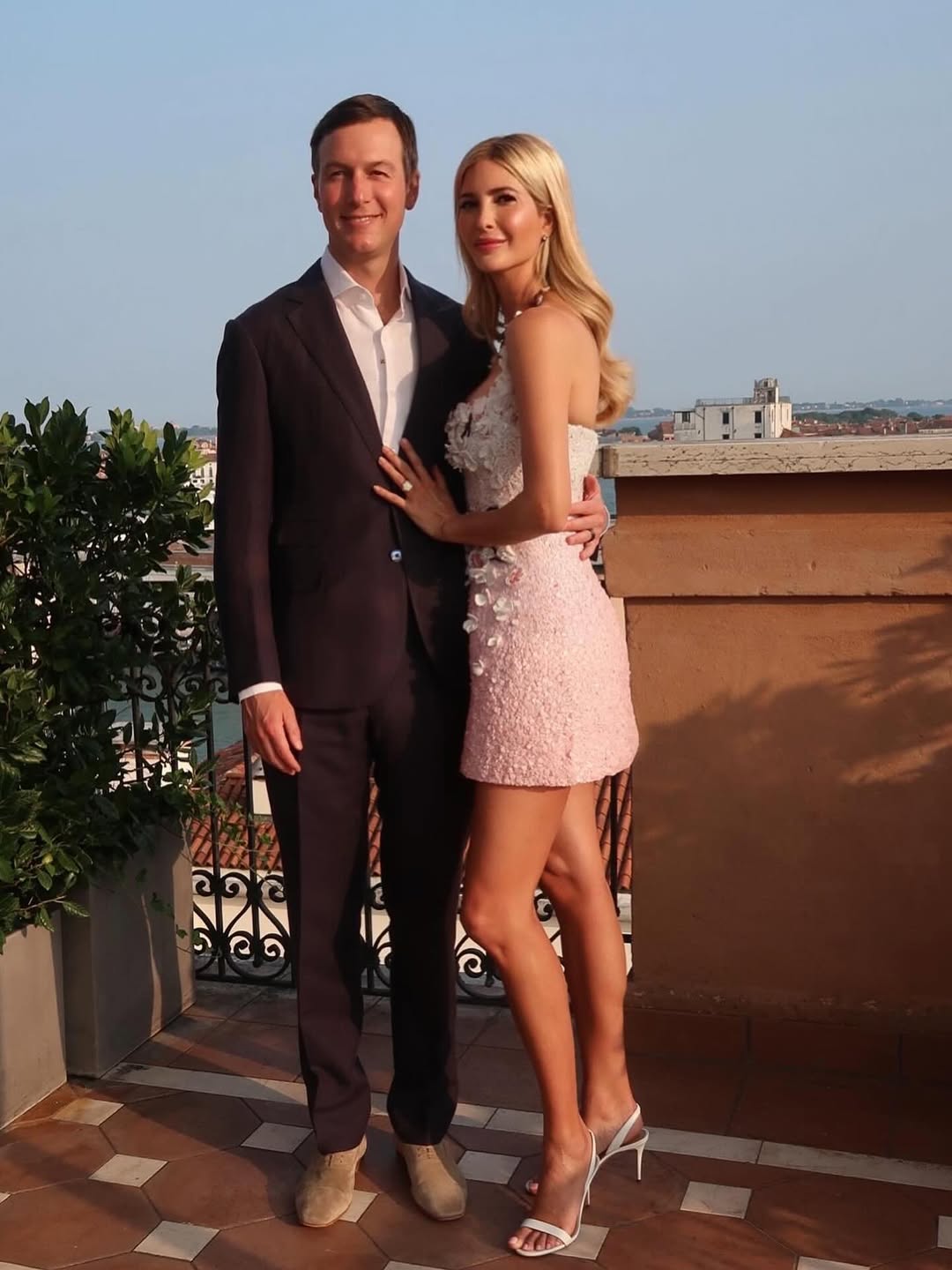 Ivanka Trump und Jared Kushner posieren auf einer sonnenbeschienenen Terrasse in Venedig aus einem Beitrag vom 26. Juni 2025. | Quelle: Instagram/ivankatrump