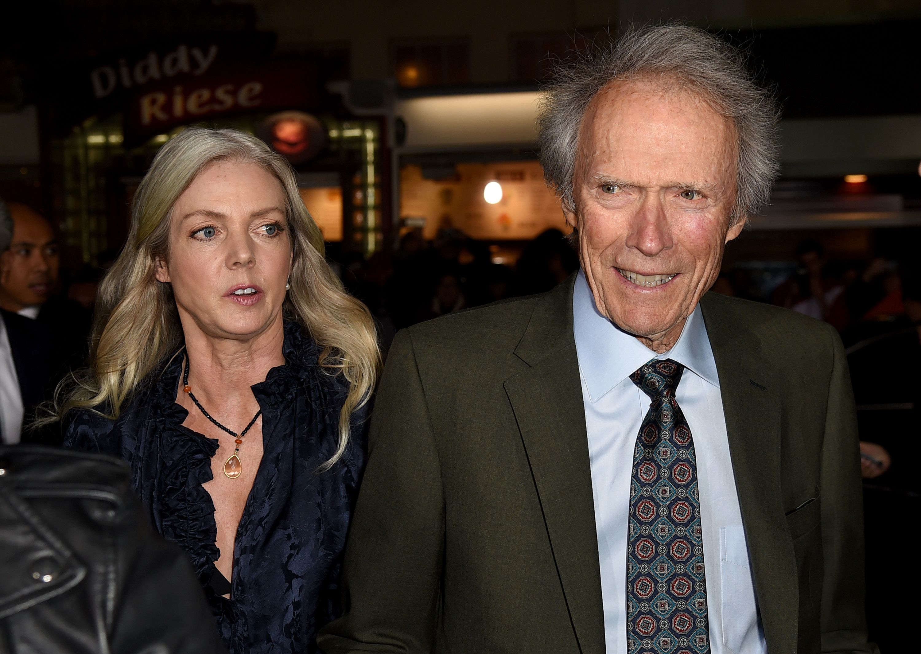 Christina Sandera und Clint Eastwood kommen zur Premiere von "The Mule" von Warner Bros. Pictures am 10. Dezember 2018 im Village Theatre in Los Angeles, Kalifornien, an. | Quelle: Getty Images